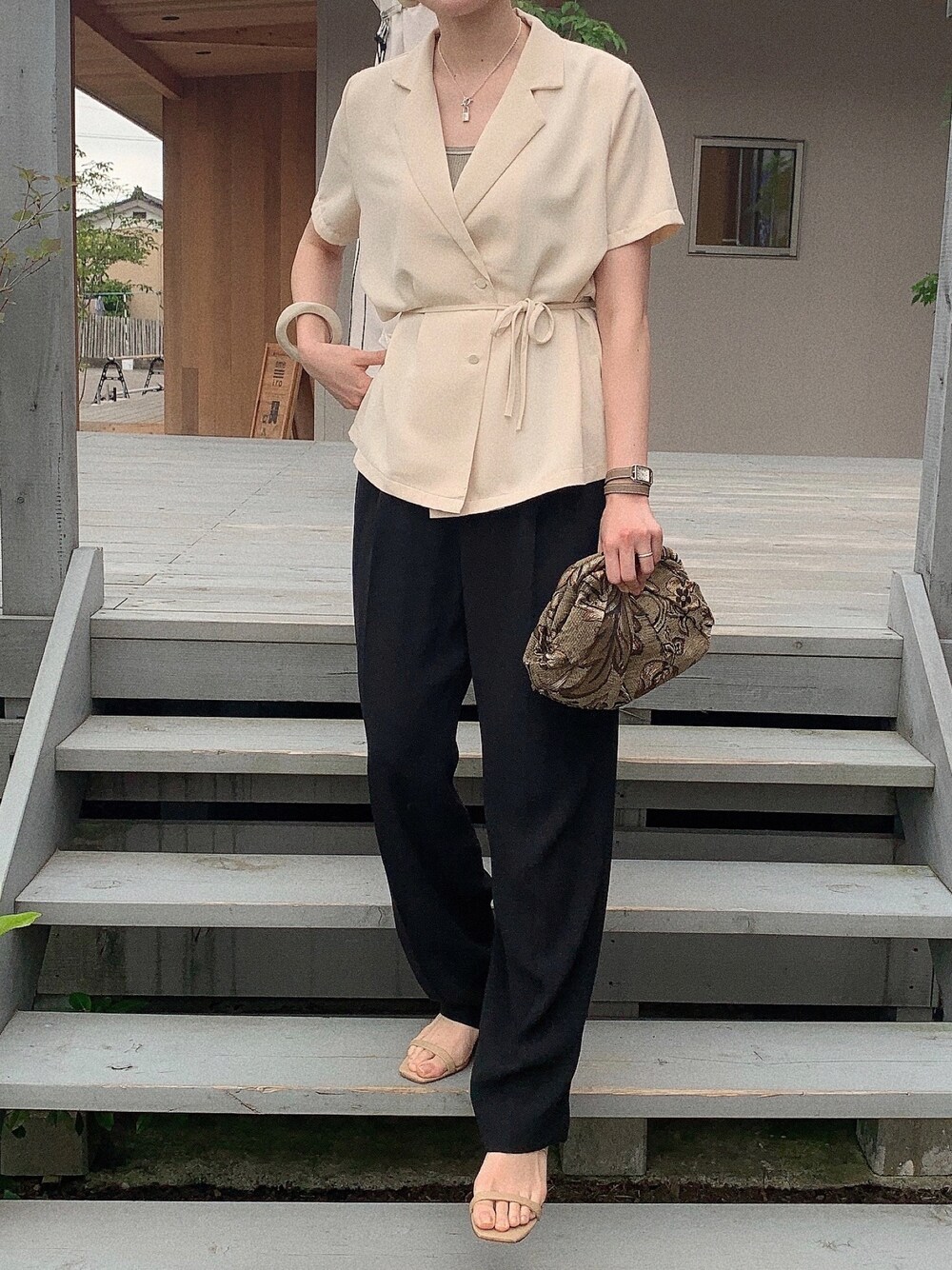 「TODAYFUL、大人コーデ、6beautyandyouth、ROKU、夏コーデ、ブラックコーデ、ベージュコーデ、COOLなこのコが仲間入り、シャツスタイル、シャツコーデ」｜「6の＜6(ROKU)＞GEORGETTE TUCK PANTS 2/パンツ（その他パンツ、ブラック系）」を使った、モモコさん（レディース・165cm）の夏コーディネートの1枚目の写真
