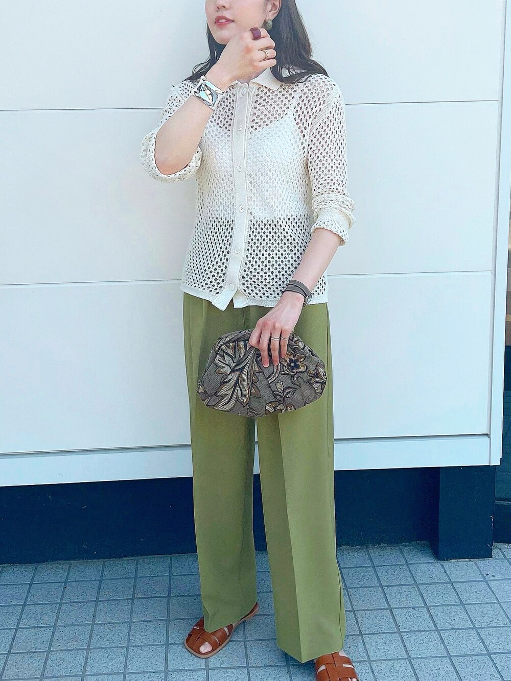 「ごきげんウィーク、春夏コーデ、メッシュ、メッシュニット、メッシュトップス、襟付きトップス、カラーパンツ、グリーン、グリーンパンツ、スラックス、シアートップス、カラー×コーデ、グルカサンダル、NOKCHA、UNIQLO」｜「BEAUTY&YOUTH UNITED ARROWSのBY メッシュニット シャツカーディガン（カーディガン/ボレロ、ホワイト系）」を使った、モモコさん（レディース・166cm）の春コーディネートの1枚目の写真