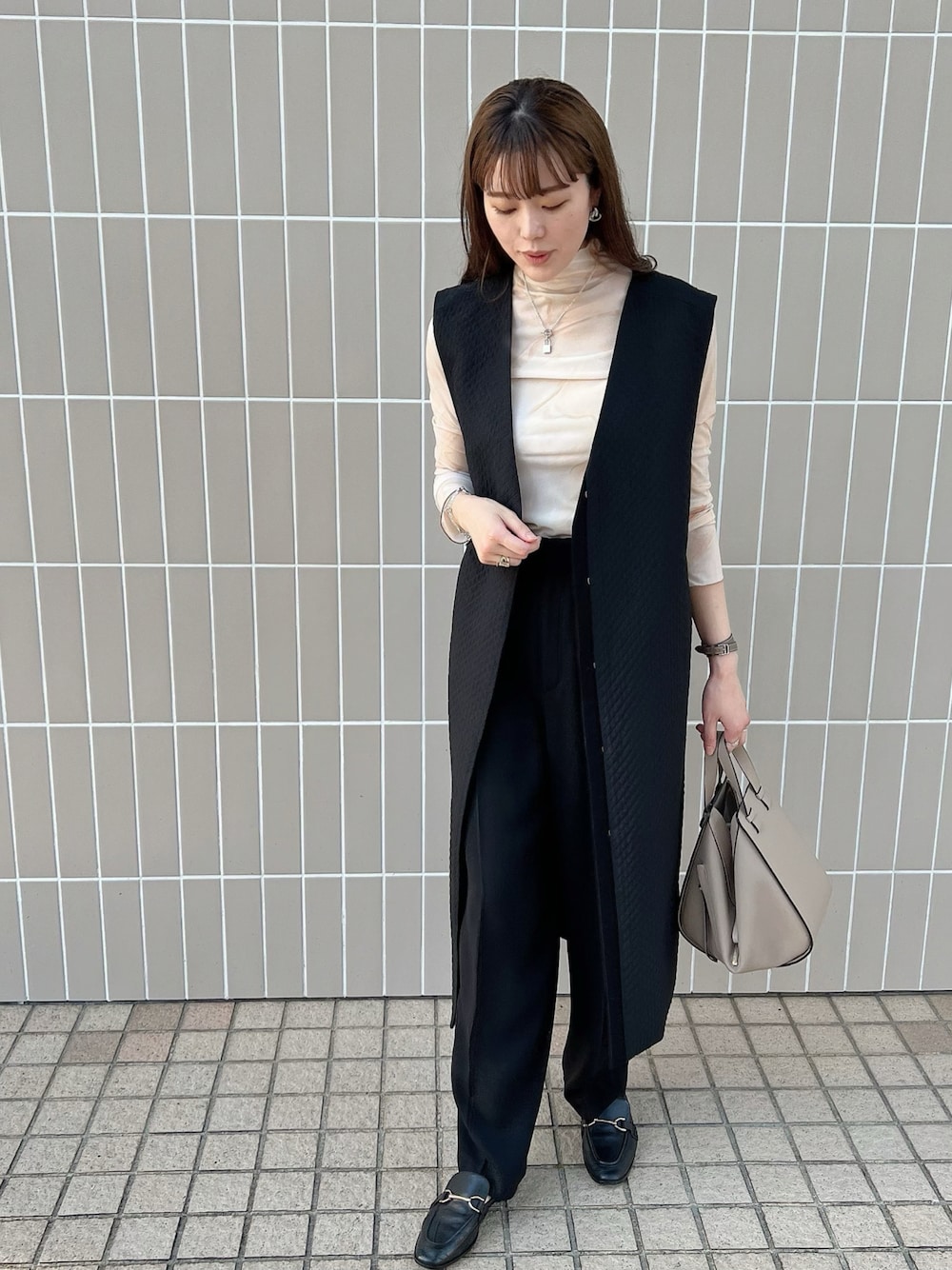「TODAYFUL、だから秋服が好き、ships、秋コーデ、ジレ、ジレコーデ、ベスト、ベストコーデ、ロングベスト、シアートップス、シースルートップス、ブラックコーデ、スラックス、ROKU、rokubeauty&youth」｜「SHIPSのアイテム（ワンピース/ドレス、ブラック系）」を使った、モモコさん（レディース・165cm）の秋コーディネートの1枚目の写真