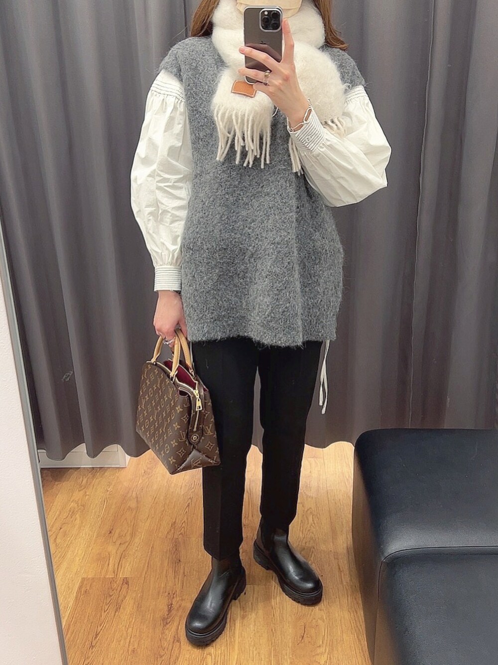 「ベスト、ベスト×シャツ、ブラウス、リラックススタイル、袖ボリューム、袖ポワン、UNIQLO、サイドゴアブーツ、春服、マフラー、モヘアニット、モヘアマフラー、グレーコーデ、グレー、モノトーン」｜「THE SHINZONEのShinzone ALPACA VEST 20AMSNI71（ベスト、グレー系）」を使った、モモコさん（レディース・166cm）の冬コーディネートの1枚目の写真