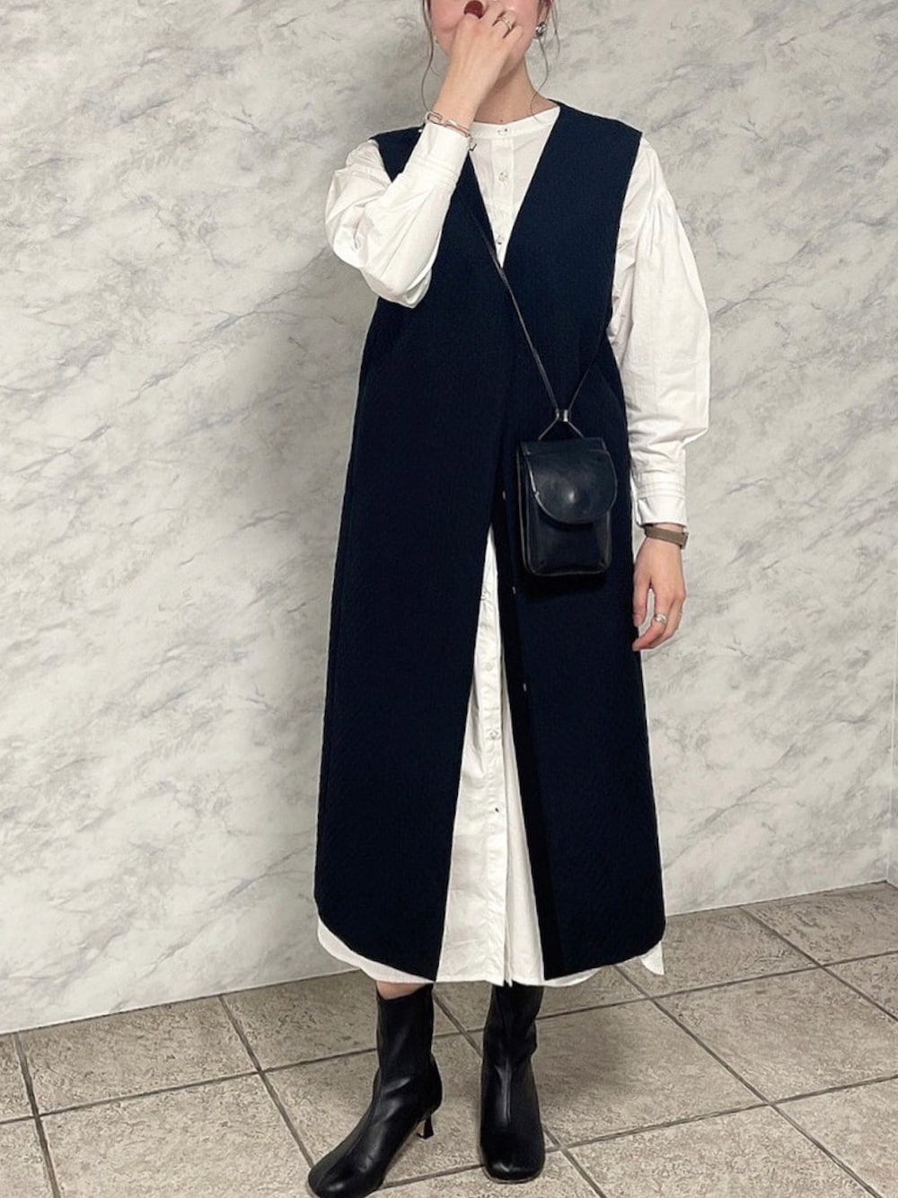「TODAYFUL、だから秋服が好き、TODAYFUL コーデ、SHIPS、willfully、ジレ、ロングベスト、ベスト、白シャツワンピ、シャツワンピ、白シャツ、シャツワンピース、ジレコーデ、大人コーデ、ワンピース」｜「TODAYFULのレザーマルチポシェット（ショルダーバッグ、ブラック系）」を使った、モモコさん（レディース・165cm）の秋コーディネートの1枚目の写真