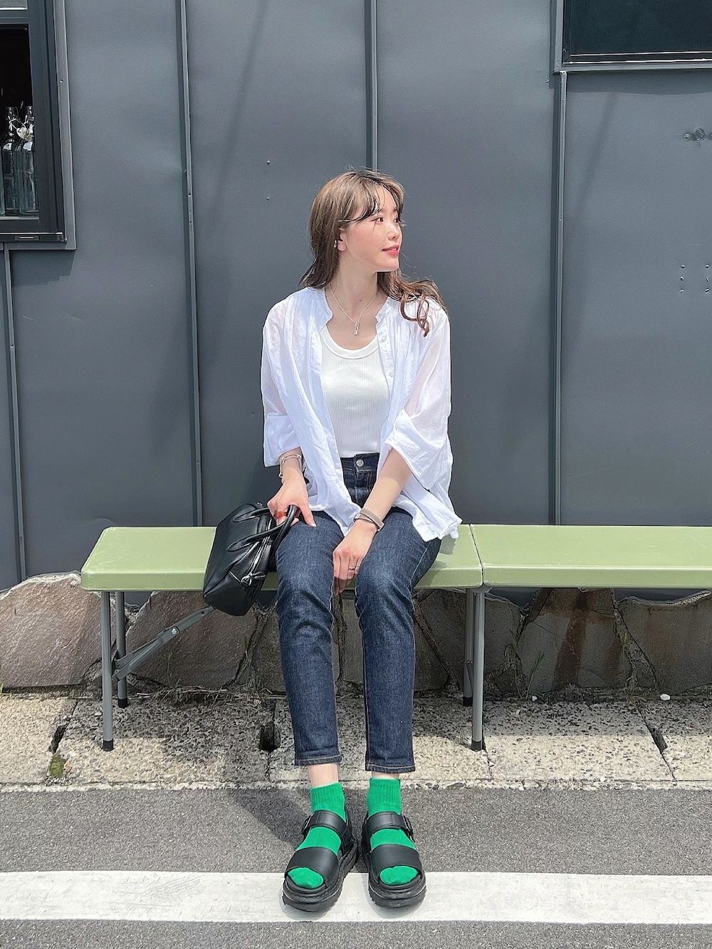 「デニム、デニムパンツ、デニムコーデ、白シャツ、UNIQLO、ユニクロ、カラーソックス、グリーンコーデ、グリーン、カジュアルコーデ、カラー×コーデ、カラーコーデ、オトナカジュアル、ボリューム袖、きれいめカジュアル」｜「EFOLEの【EFOLE】フェイクレザー　ミニボストン　ショルダー　バッグ（ボストンバッグ、ブラック系）」を使った、モモコさん（レディース・166cm）の春コーディネートの1枚目の写真