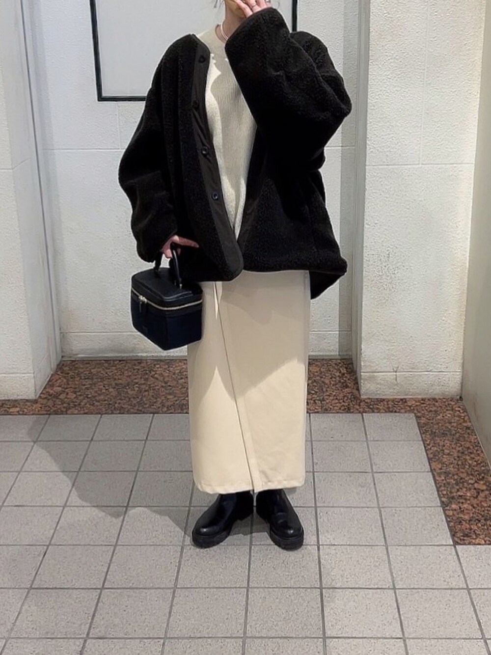 「chiiiibag、クリスマスに着たい服、ボアジャケット、ボアブルゾン、ボアコート、カーキアウター、レザースカート、サイドゴアブーツ、スカート、白ニット、ニット、ゆったりコーデ、冬アウター、ニットコーデ、ニット/セーター」｜「NEUNAのアイテム（スカート、ホワイト系）」を使った、モモコさん（レディース・166cm）の冬コーディネートの1枚目の写真