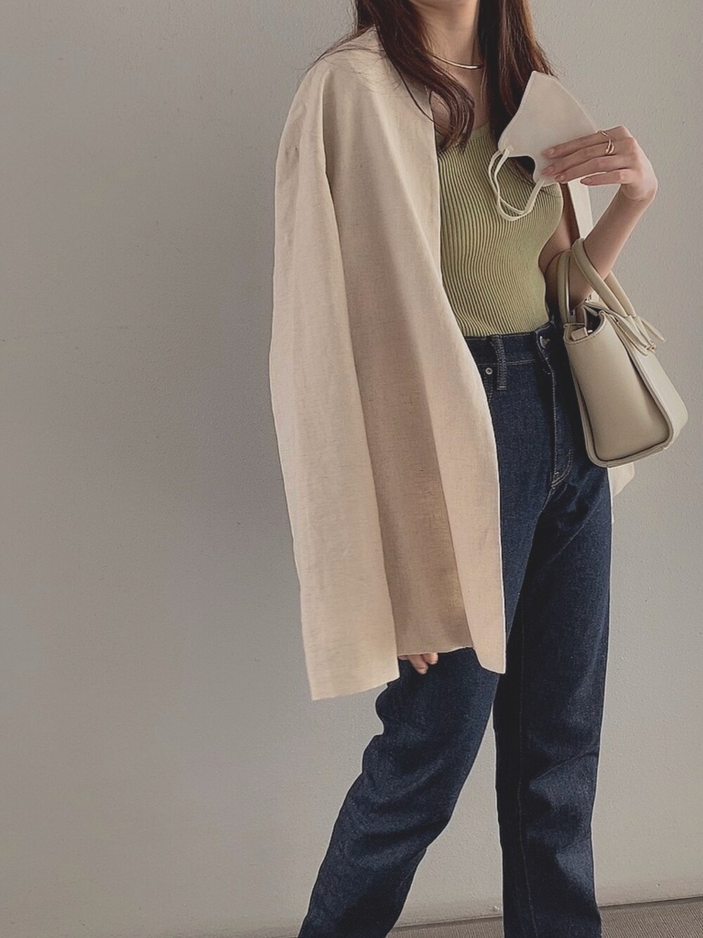 ZARAのノーカラージャケットを使った「ベージュ」の人気ファッション