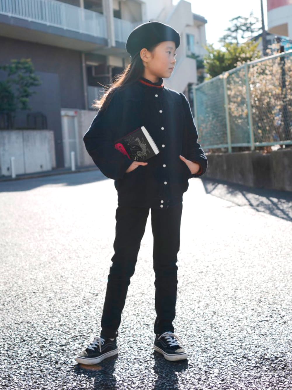 ブラック系のその他パンツ、ブルー系のノーカラージャケット、ブラック系のスニーカーを着用したキッズの春コーディネートの1枚目の写真