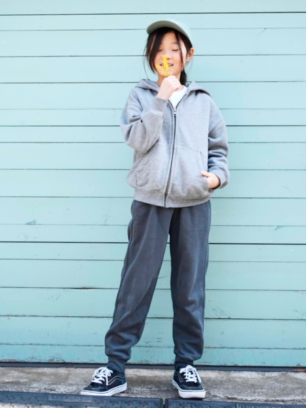 ブルー系のスウェットパンツ、グレー系のパーカー、ブラック系のスニーカーを着用したキッズの春コーディネートの1枚目の写真