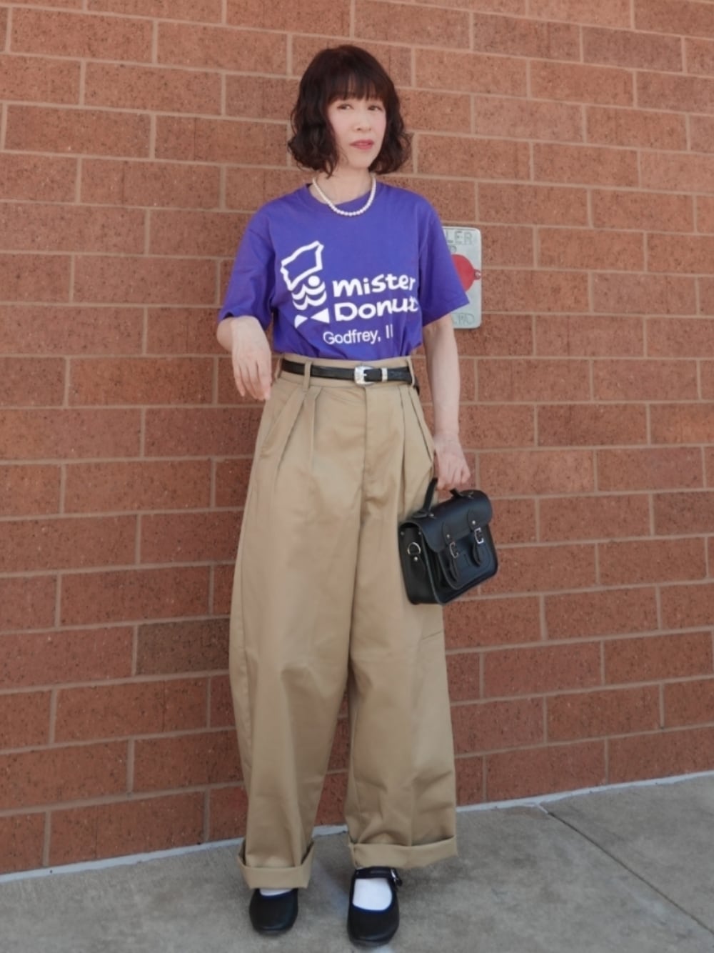 「Tシャツ、Tシャツコーデ、チノパン、サッチェルバッグ、カジュアル、カジュアルコーデ、夏コーデ、大人カジュアル、低身長、きれいめカジュアル、休日スタイル、アウトドアスタイル」｜「MONO-MART LADY'Sのハイウエストタックワイドストレートチノパンツ（チノパンツ、ベージュ系）」を使った、Megchuさん（骨格ナチュラル・レディース・155cm）の春コーディネートの1枚目の写真