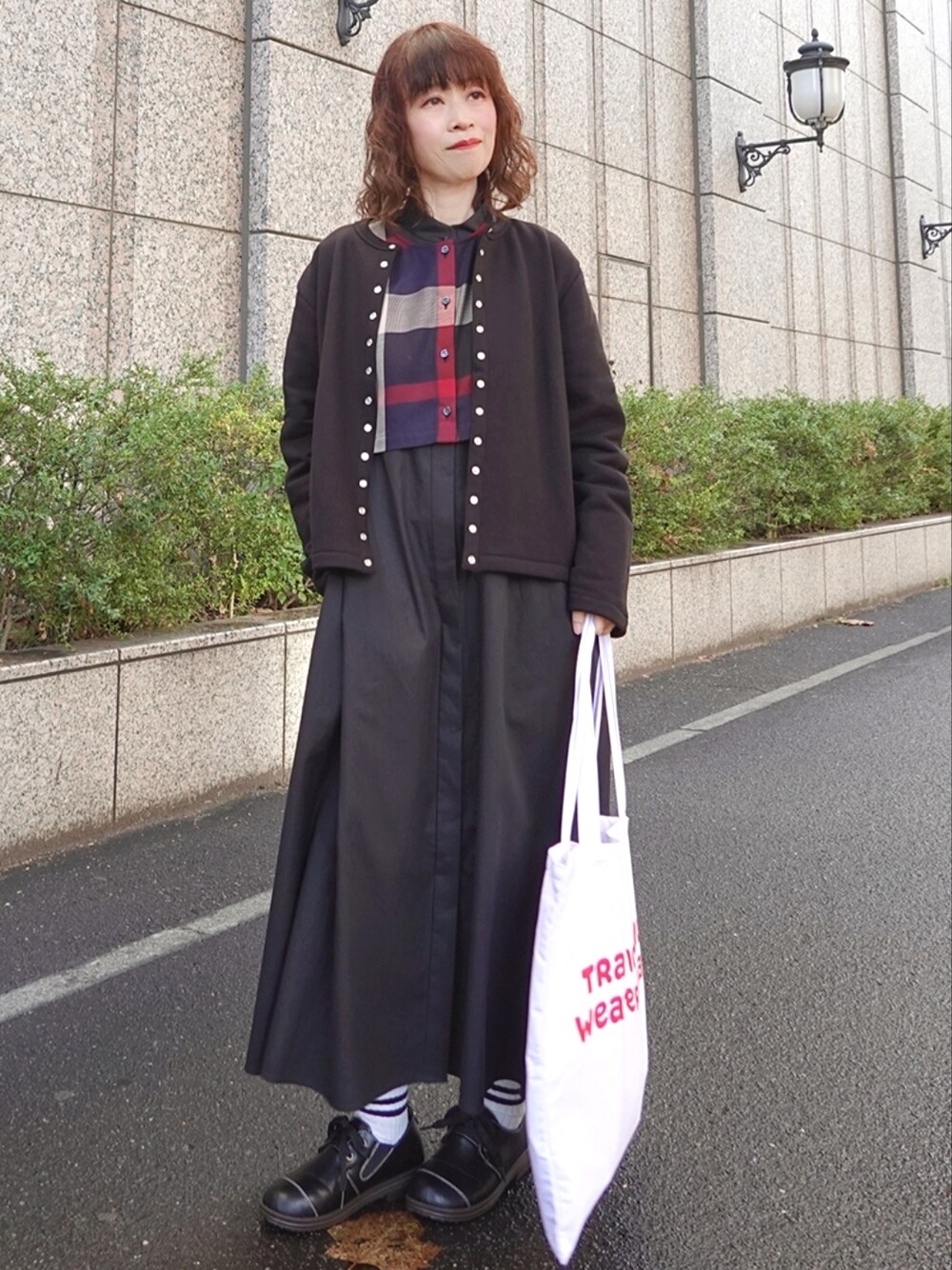 ブラック系のワンピース、ブラック系のカーディガン/ボレロ、ホワイト系のトートバッグを着用したレディースの秋コーディネートの1枚目の写真
