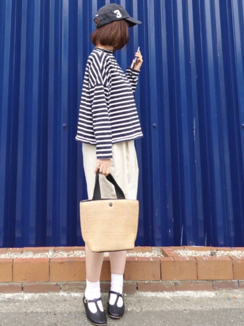 「ショートパンツ、キャップ、ボーダー、ボーダートップス、かごバッグ、モノトーン、モノトーンコーデ」｜「SETUP7の【MAISON BREEZE】トレンド手提げかごバッグ 6239760（かごバッグ、ベージュ系）」を使った、Megchuさん（レディース・155cm）の夏コーディネートの1枚目の写真