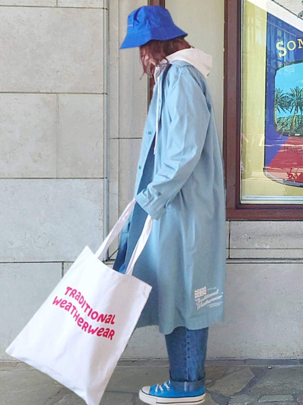 「Traditional Weatherwear、apretro、レインコート、トラディショナルウェザーウエア、パーカー、アプレトロ、トートバッグ、春コーデ、春服みてみて、ブルー、ブルーコーデ、バケットハット、コンバース、コンバース オールスター、サロペット」｜「Traditional WeatherwearのPENRITH RAIN PACKABLE / パッカブルレインコート（レインコート/ポンチョ、ブルー系）」を使った、Megchuさん（レディース・155cm）の春コーディネートの2枚目の写真