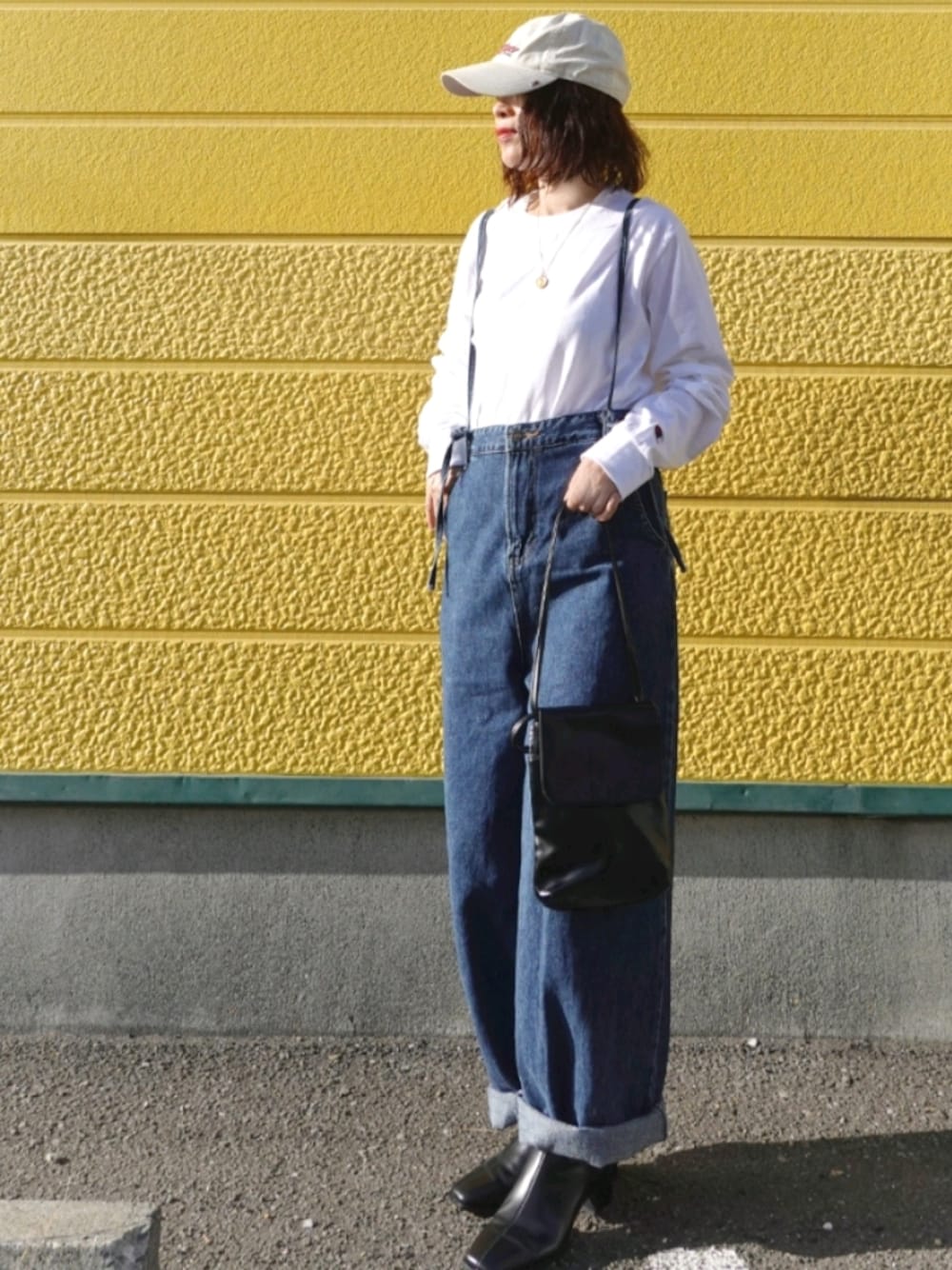 「Champion、MONO-MART、ロンT、サロペット、ワイドデニム、green label relaxing、キャップ、休日スタイル、秋服準備はじめました、秋トレンド2021」｜「ChampionのChampion Authentic T-SHIRTS レディース チャンピオン スーパーオーバーサイズ コットン L/S Tシャツ（Tシャツ/カットソー、ホワイト系）」を使った、Megchuさん（レディース・155cm）の秋コーディネートの1枚目の写真