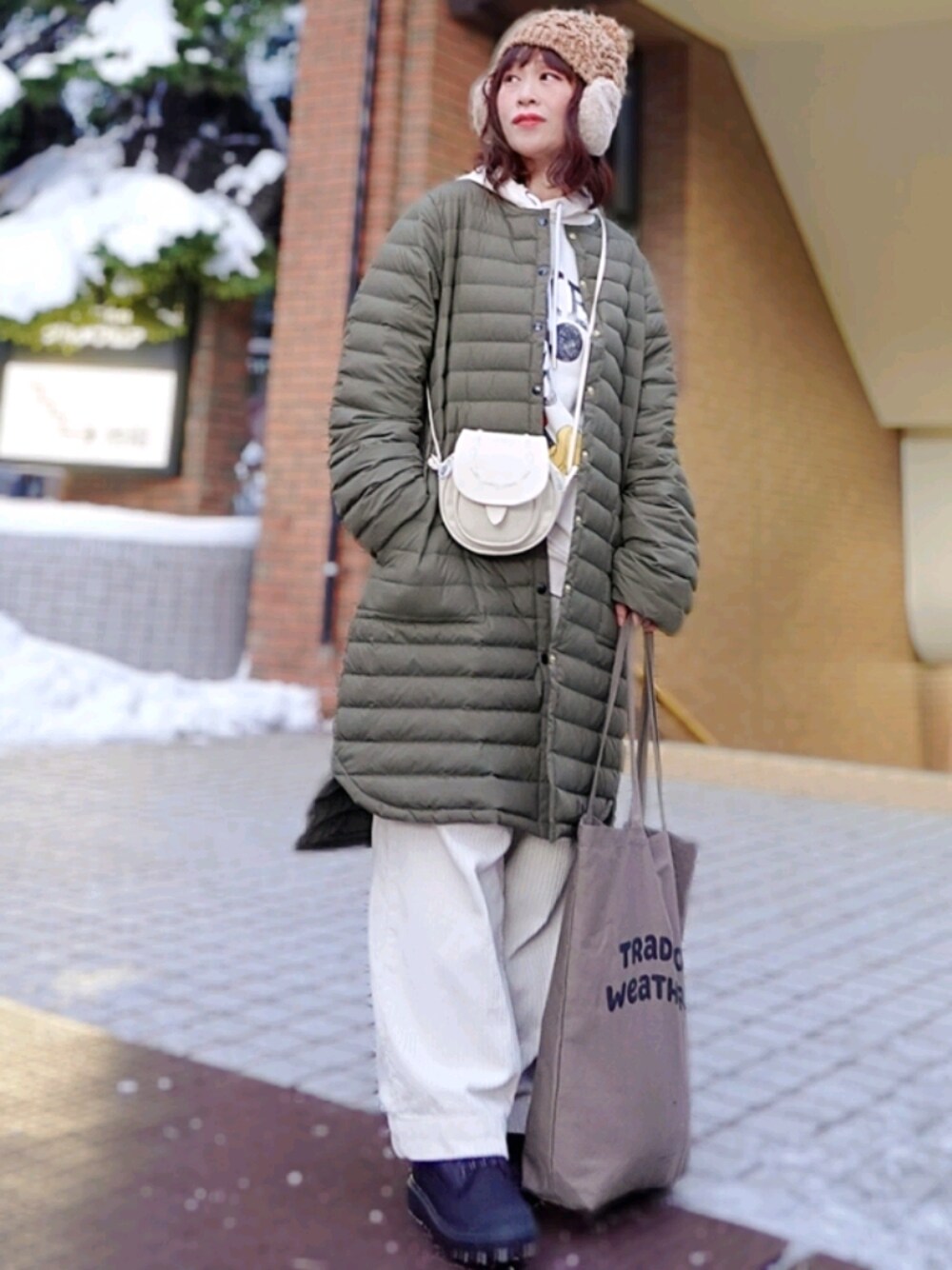 「Traditional Weatherwear、コーデュロイパンツ、ミニバッグ、トートバッグ、ニット帽、キルティングジャケット、キルティングコート、ダウンジャケット、ダウンコート、冬コーデ、スニーカーコーデ、トラディショナルウェザーウエア、休日スタイル、マイベストコーデ2021」｜「Traditional WeatherwearのARKLEY LONG DOWN PACKABLE/アークリー ロングダウン パッカブル（ダウンジャケット/コート、グリーン系）」を使った、Megchuさん（レディース・155cm）の冬コーディネートの1枚目の写真