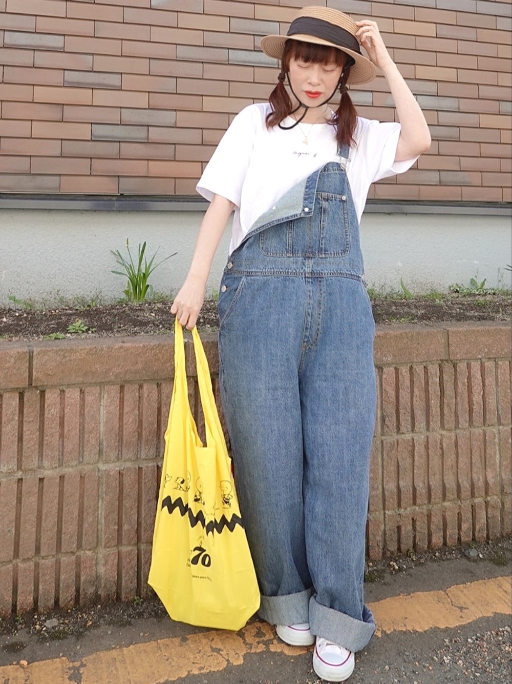 「agnes b.、agnesb、アニエスベー、アニエスベーTシャツ、apretro、アプレトロ、サロペット、オーバーオール、オーバーサイズ、休日スタイル、トートバッグ、コンバース、コンバース オールスター、カンカン帽」｜「agnes b.のS179 TS ロゴTシャツ（Tシャツ/カットソー、ホワイト系）」を使った、Megchuさん（レディース・155cm）の春コーディネートの1枚目の写真