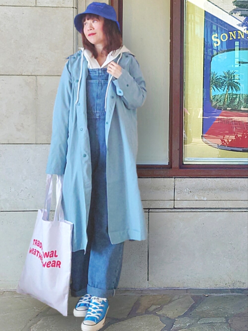 「Traditional Weatherwear、apretro、レインコート、トラディショナルウェザーウエア、パーカー、アプレトロ、トートバッグ、春コーデ、春服みてみて、ブルー、ブルーコーデ、バケットハット、コンバース、コンバース オールスター、サロペット」｜「Traditional WeatherwearのPENRITH RAIN PACKABLE / パッカブルレインコート（レインコート/ポンチョ、ブルー系）」を使った、Megchuさん（レディース・155cm）の春コーディネートの1枚目の写真