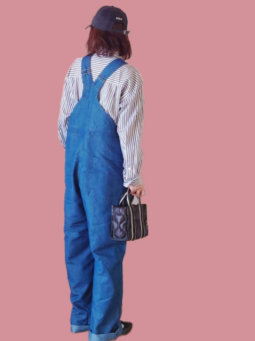 「ZARA、green label relaxing、キャップ、オーバーオール、サロペット、ミニバッグ、休日スタイル、だから秋服が好き、ストライプ、ストライプシャツ、きれいめカジュアル、デニム」｜「green label relaxingの＜1_OF MINE(ワンオブマイン)＞ スリット ロング シャツ ストライプ（シャツ/ブラウス、その他）」を使った、Megchuさん（レディース・155cm）の秋コーディネートの1枚目の写真