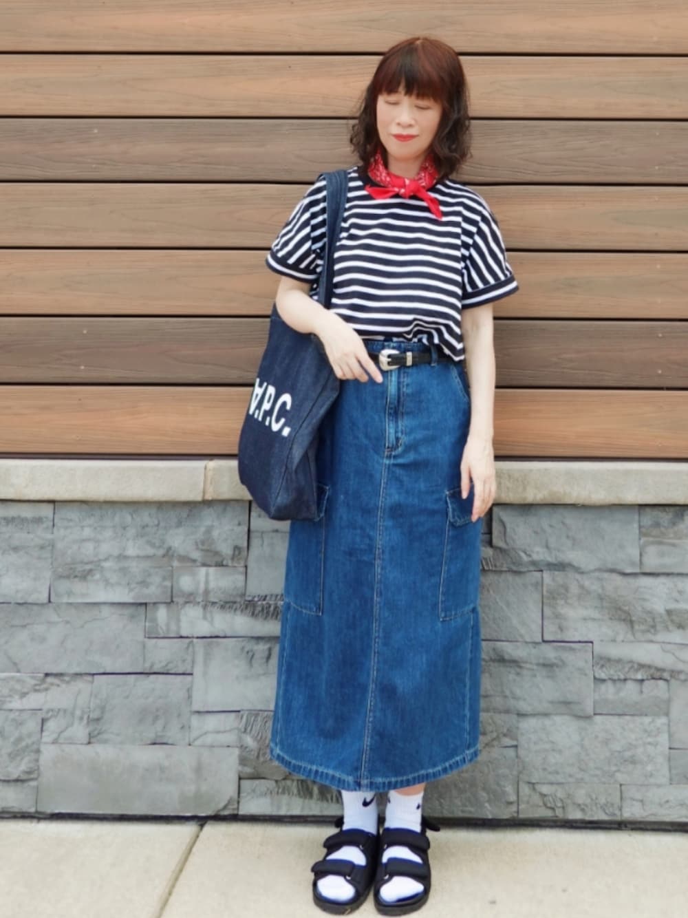「アツいコーデ全部見せ、プチプラ、夏コーデ、ボーダー、ボーダーTシャツ、デニム、デニムスカート、GU、サンダル、トートバッグ、カーゴスカート」｜「BACK NUMBERの【BACK NUMBER】汗染み防止半袖Ｔシャツ（Tシャツ/カットソー、ブラック系）」を使った、Megchuさん（骨格ナチュラル・レディース・155cm）の夏コーディネートの1枚目の写真