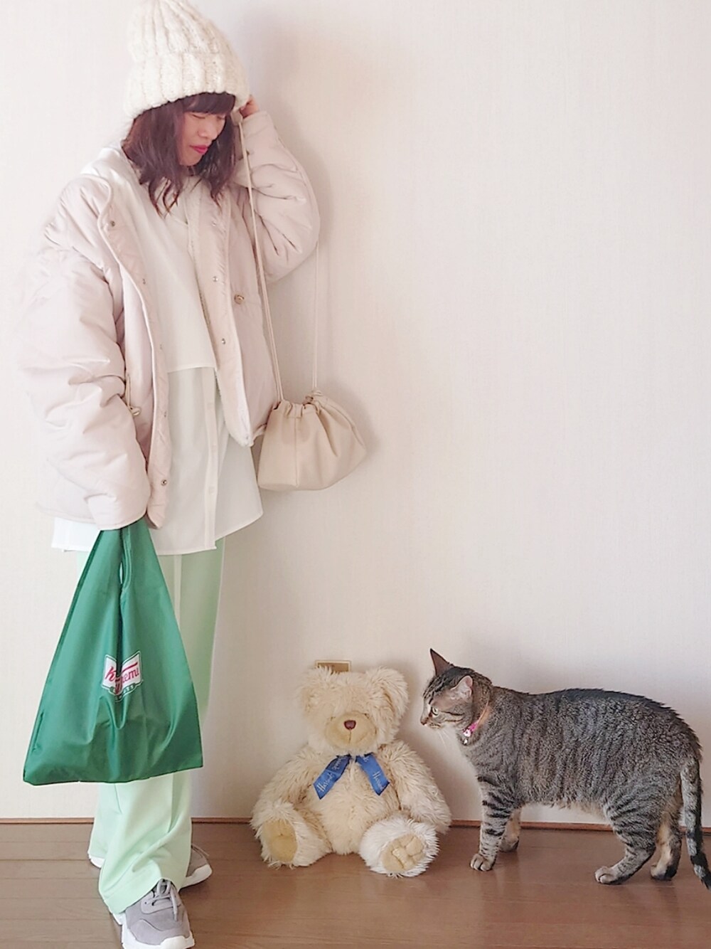 「forksy、RODESKO、RODE SKO、apretro、ロデスコ、キルティングジャケット、巾着バッグ、あったかコーデ、ダッドスニーカー、淡色コーデ、グリーン、春カラー、ニット帽、ビッグカラー、トートバッグ」|「forksy.の【forksy.】TRセンタープレス ハイウエストストレートスラックスパンツ(スラックス、グリーン系)」を使った、Megchuさん(レディース・155cm)の冬コーディネートの3枚目の写真