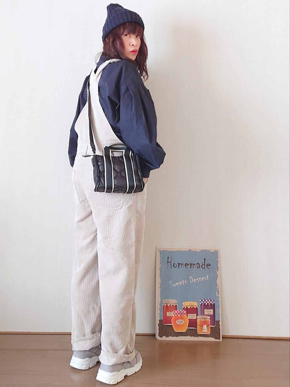 「サロペット、オールインワン、RODE SKO、ロデスコ、URBAN RESEARCH、UR Lab.、ニット帽、ボリューム袖、ダッドスニーカー、ミニバッグ、休日スタイル」｜「RODE SKOのスエード調ダッドスニーカー（スニーカー、グレー系）」を使った、Megchuさん（レディース・155cm）の冬コーディネートの2枚目の写真