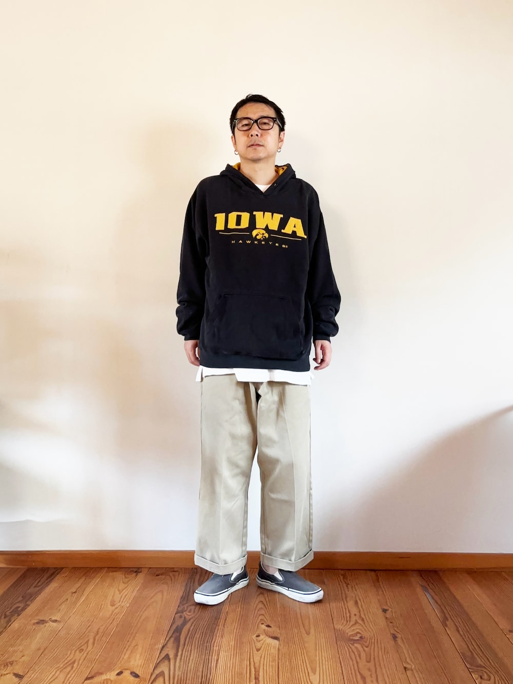 ベージュ系のチノパンツを着用したメンズの秋コーディネートの1枚目の写真