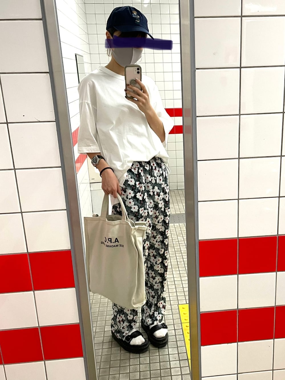 「+J、プラスJ、ユニクロ、オーバーサイズ、Dr.Martens、サンダル、A.P.C.、ゆるコーデ、Polo Ralph Lauren、ポロベアー」｜「A.P.C.のCABAS RECUPERATION 20E（トートバッグ、ベージュ系）」を使った、偲央さん（レディース・163cm）の春コーディネートの1枚目の写真