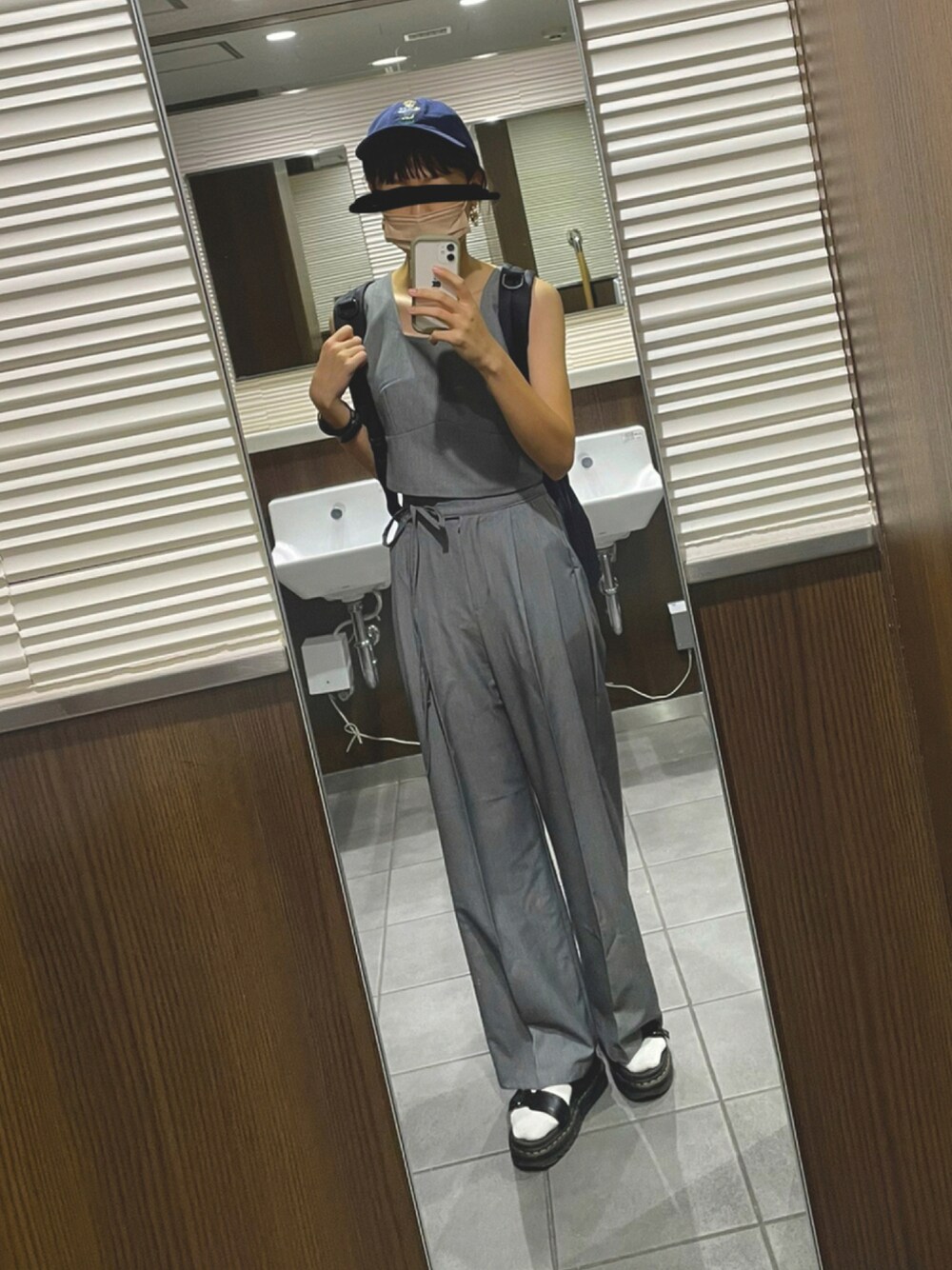 「夏コーデ、カジュアルコーデ、ドクターマーチン、高身長女子、セットアップ」｜「DHOLICのアイテム（セットアップ、グレー系）」を使った、偲央さん（レディース・165cm）の秋コーディネートの1枚目の写真