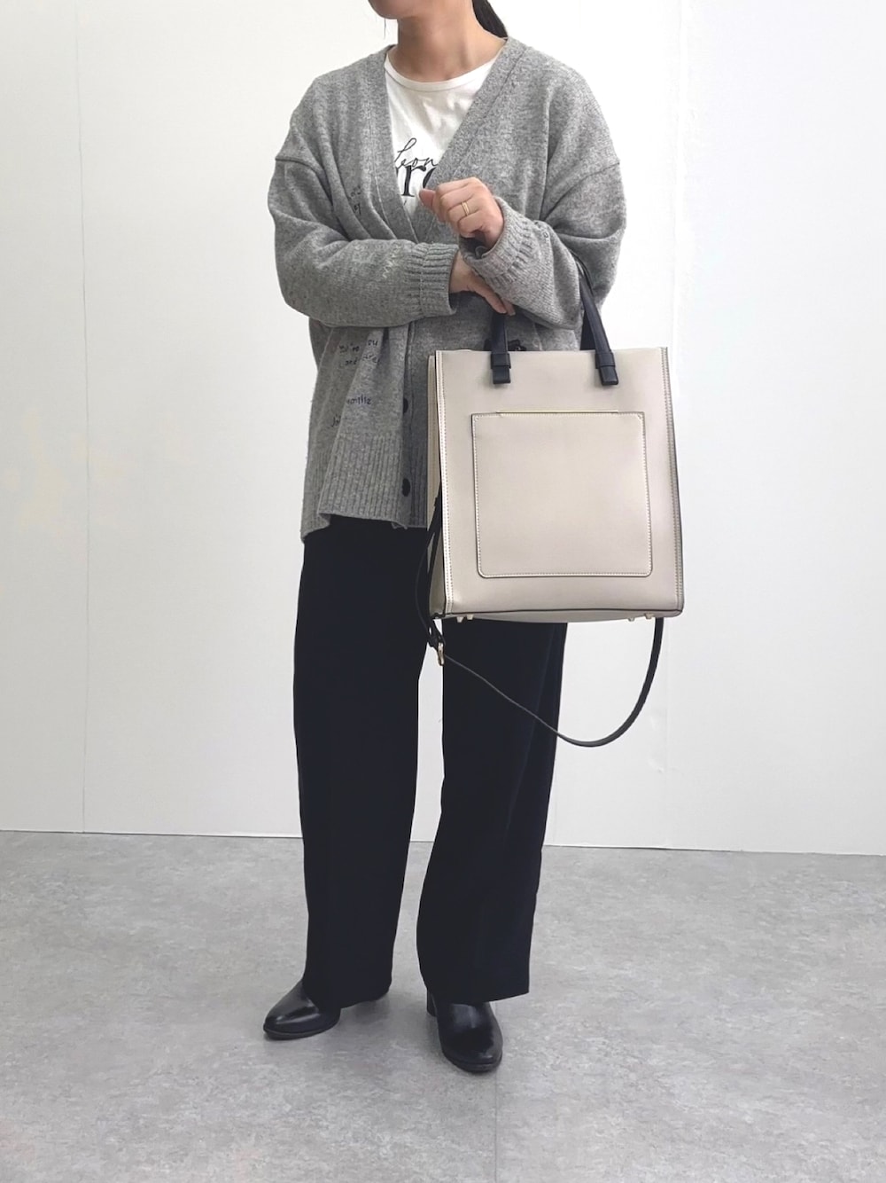 「お仕事バッグ、オフィススタイル、学校行事、A4サイズ収納可(バッグ サイズ)」｜「MIAN の配色スクエアA4トートバッグ（トートバッグ、グレー系）」を使った、tomonoさん（レディース・152cm）の冬コーディネートの1枚目の写真