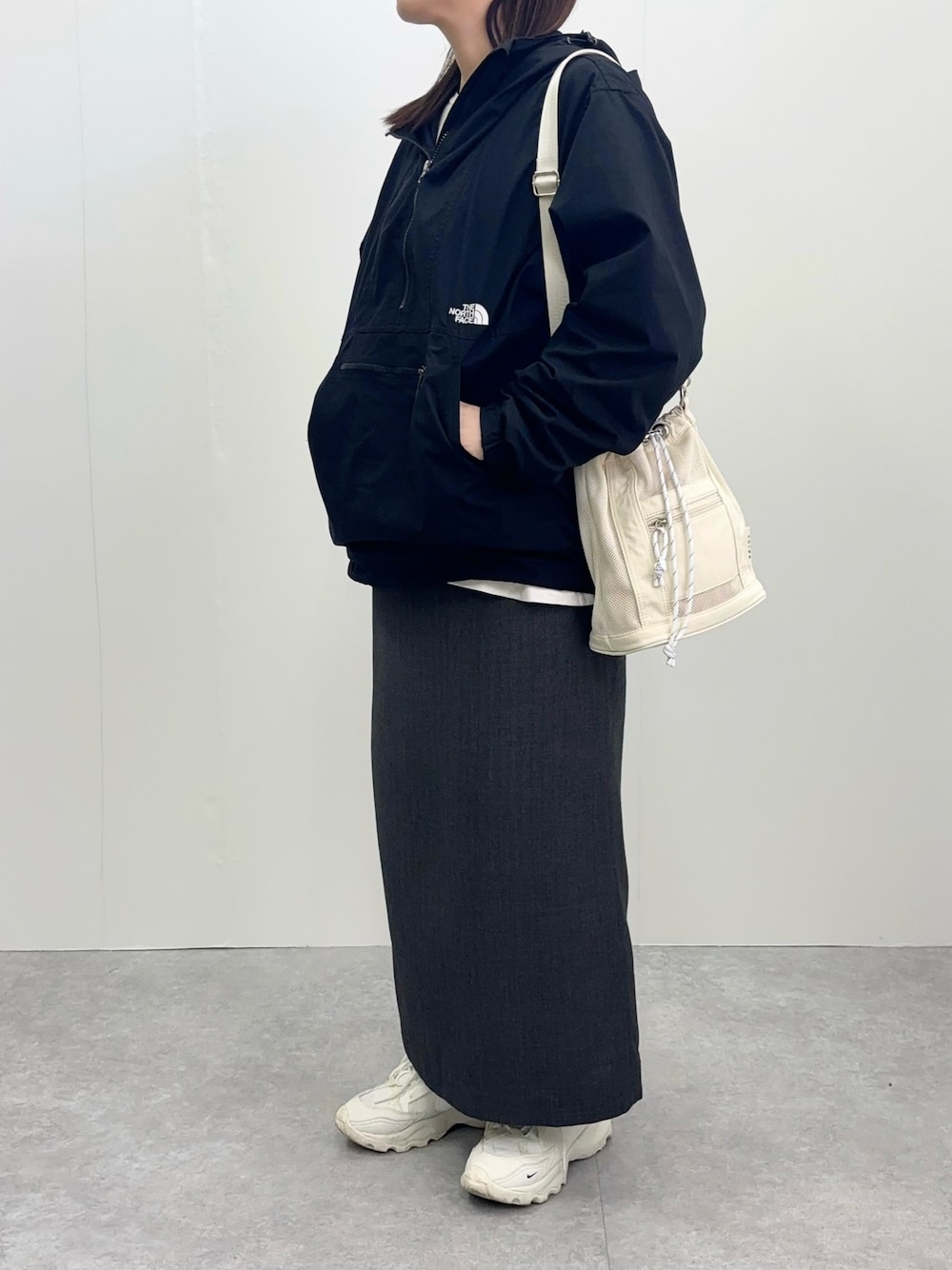 「アウトドア、おでかけコーデ、公園コーデ、巾着バッグ」｜「COLDE のメッシュ2way巾着トートバッグ（トートバッグ、ホワイト系）」を使った、tomonoさん（レディース・152cm）の春コーディネートの1枚目の写真