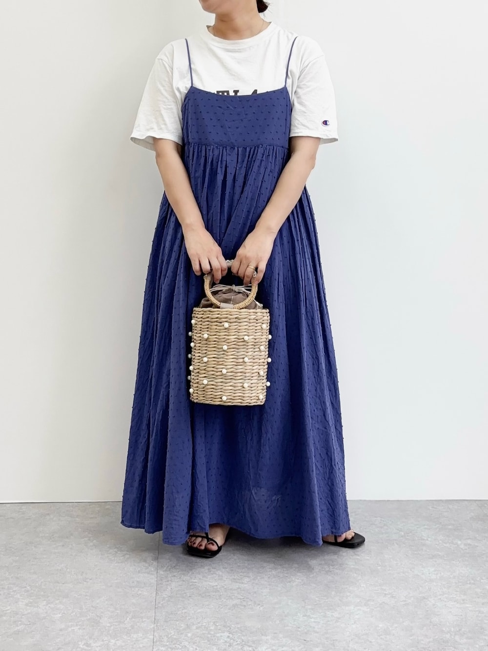 「かごバッグ、カゴバッグ、夏ワンピース、ロゴT、低身長コーデ、低身長、低身長女子」｜「MIAN のパール装飾筒型かごトートバッグ（かごバッグ、ベージュ系）」を使った、tomonoさん（レディース・152cm）の夏コーディネートの1枚目の写真