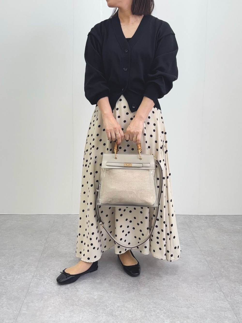 「トートバッグ、きれいめコーディネート、ビニールバック、ドットスカート」｜「MIAN の2wayクリアハンドバッグ（ハンドバッグ、ベージュ系）」を使った、tomonoさん（レディース・152cm）の春コーディネートの1枚目の写真