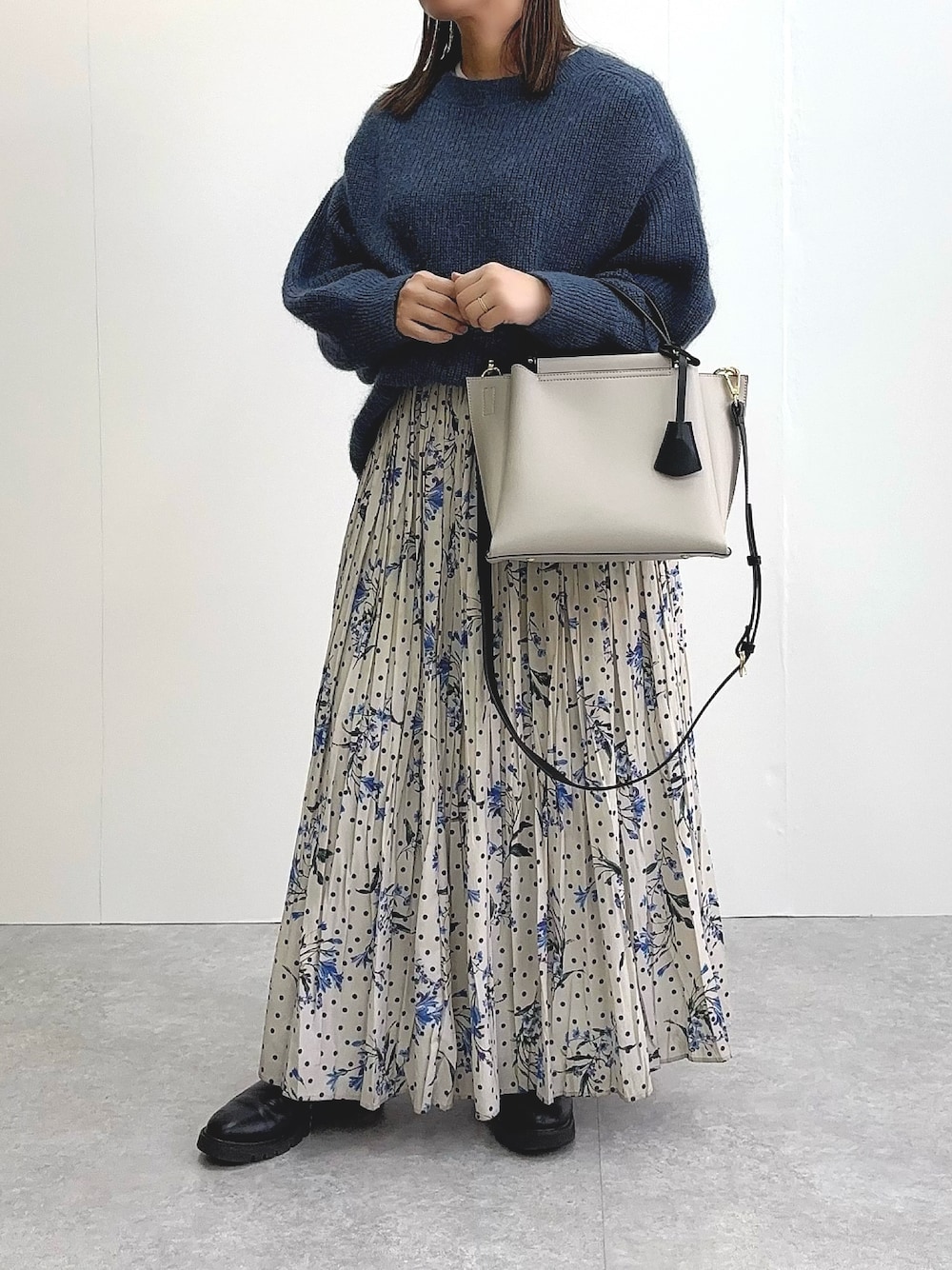 「SLOBE IENAのパフスリーブアゼニットプルオーバー◆（ニット/セーター、ブルー系）」を使った、tomonoさん（レディース・152cm）の冬コーディネートの1枚目の写真