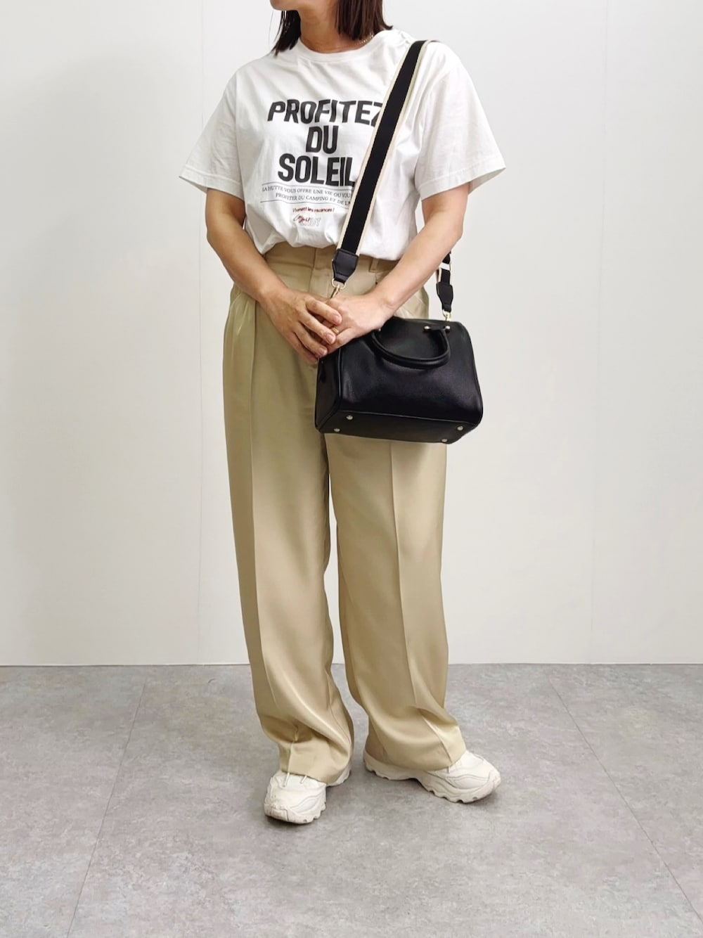 「Tシャツ、Tシャツコーデ、サテンパンツ、低身長コーデ、低身長、低身長女子、ボストンバッグ、ショルダーベルト」｜「MIAN のPIERIS / 2wayミニボストンバッグ（ボストンバッグ、ブラック系）」を使った、tomonoさん（レディース・152cm）の春コーディネートの1枚目の写真