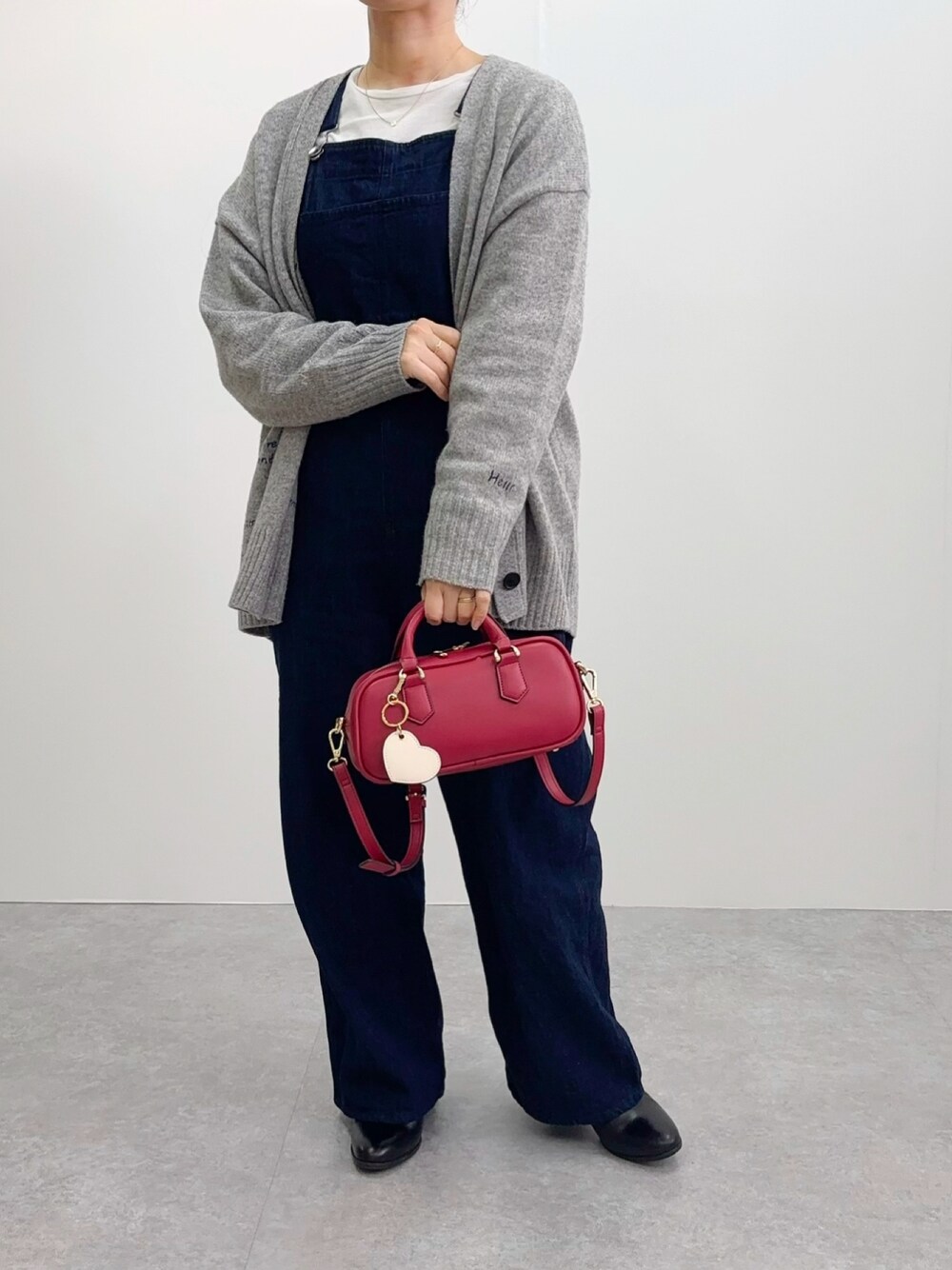 「クリスマスカラー、カーディガンコーデ、サロペットコーデ」｜「SLOBE IENAの《WEB限定/追加2》embroidery カーディガン（カーディガン/ボレロ、グレー系）」を使った、tomonoさん（レディース・152cm）の冬コーディネートの1枚目の写真