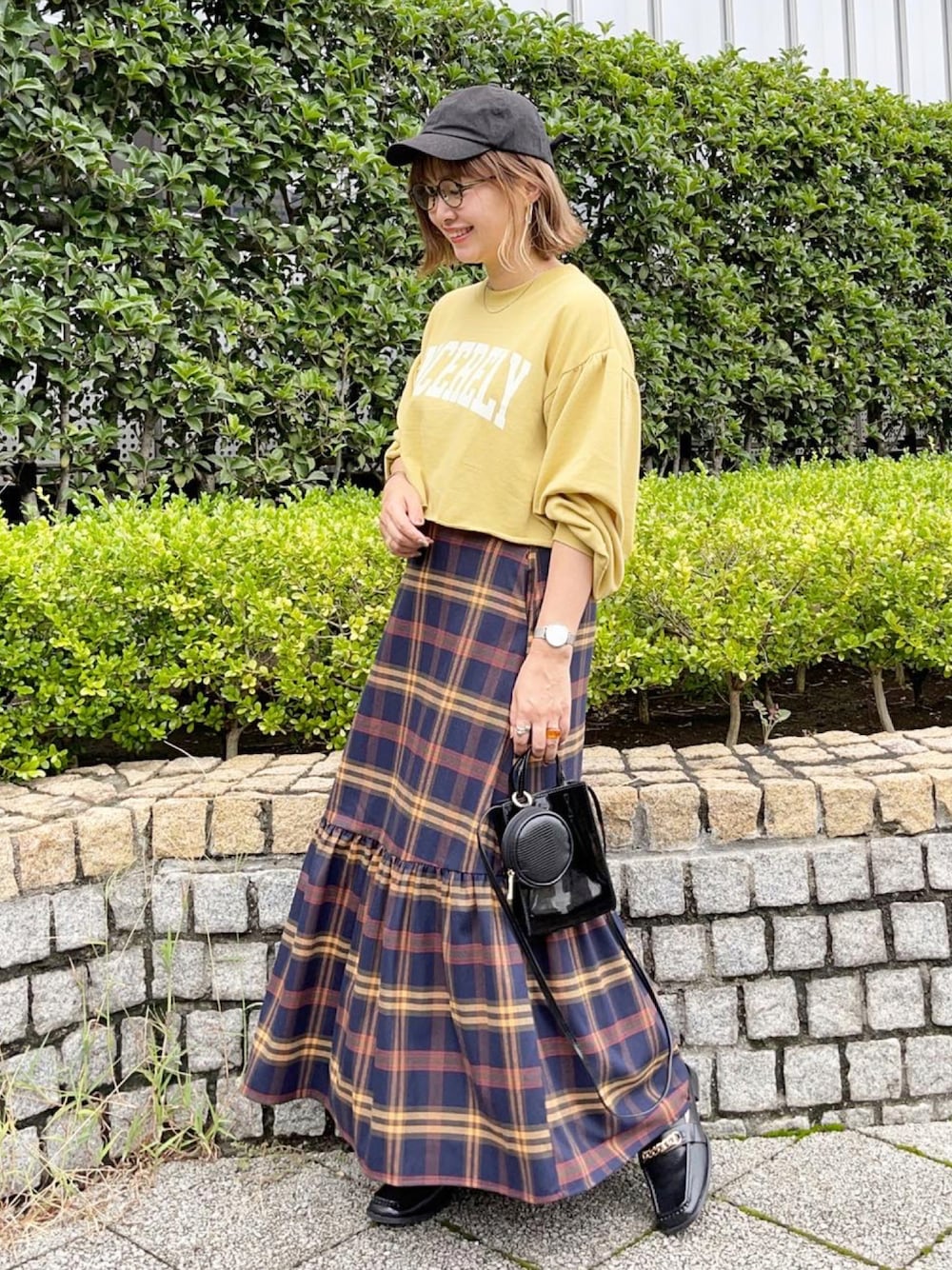 ブラック系のシューズ、ブラック系のショルダーバッグ、ブラック系のバッグを着用したレディースの秋コーディネートの1枚目の写真