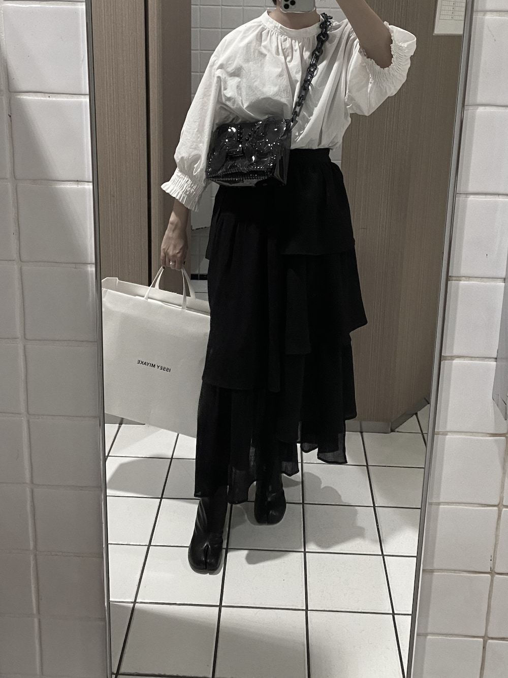 「tabi、Maison Margiela、タビブーツ、mame、ユニクロ、jouetie、フリル」｜「ISSEY MIYAKEのアイテム（ブーツ、ブラック系）」を使った、アイリさん（レディース・155cm）の秋コーディネートの1枚目の写真