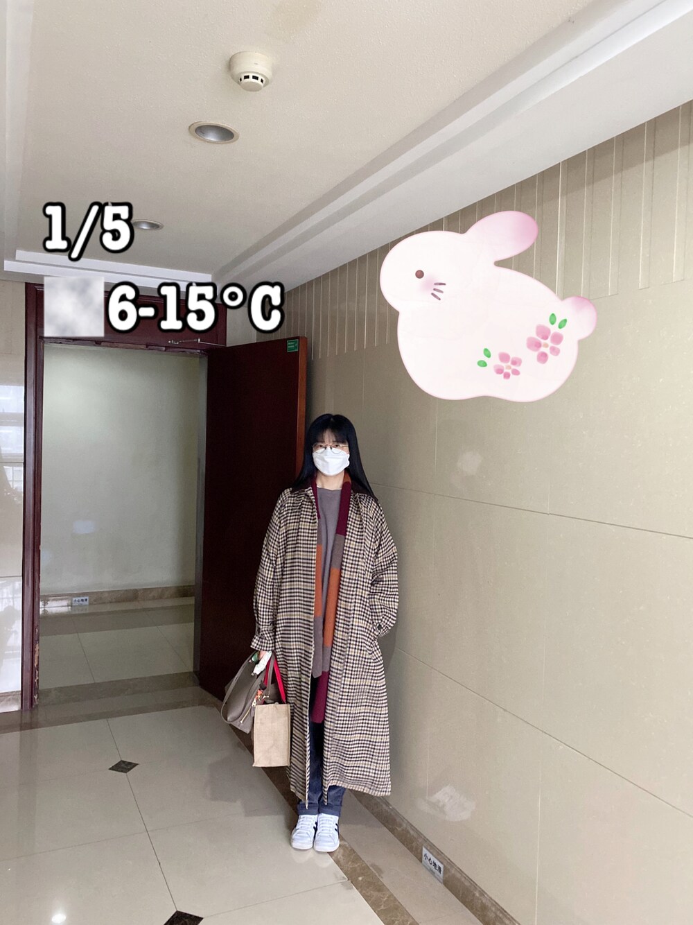 「シンプルスタイル、今日のコーデ、オトナカジュアル、カジュアル、低身長女子、スニーカー、大人コーデ、お仕事コーデ、#冬コーデ、通勤コーデ、大人カジュアル、冬」｜「VISのアイテム（パーカー、グレー系）」を使った、ジェーン ちゃんさん（レディース・158cm）の冬コーディネートの1枚目の写真