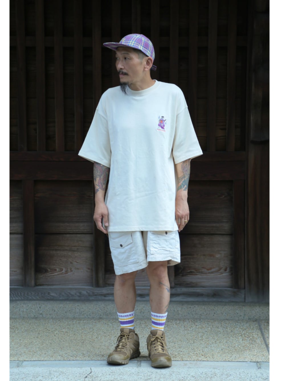 ホワイト系のTシャツ/カットソー、ホワイト系のその他パンツ、ベージュ系のスニーカーを着用したメンズの夏コーディネートの1枚目の写真