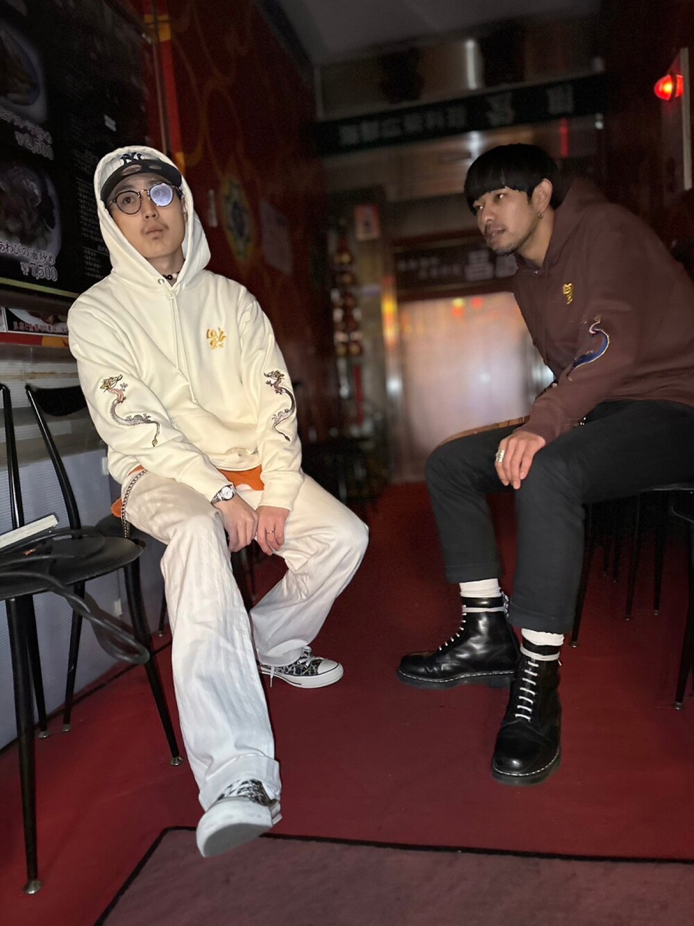 ホワイト系のスウェット、ブラウン系のパーカー、ホワイト系のパンツを着用したメンズの冬コーディネートの1枚目の写真