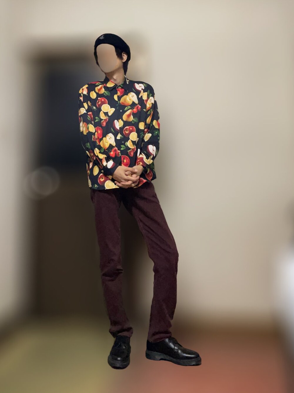 ブラック系のシャツ/ブラウス、レッド系のデニムパンツ、ブラック系のブーツを着用したメンズの秋コーディネートの1枚目の写真