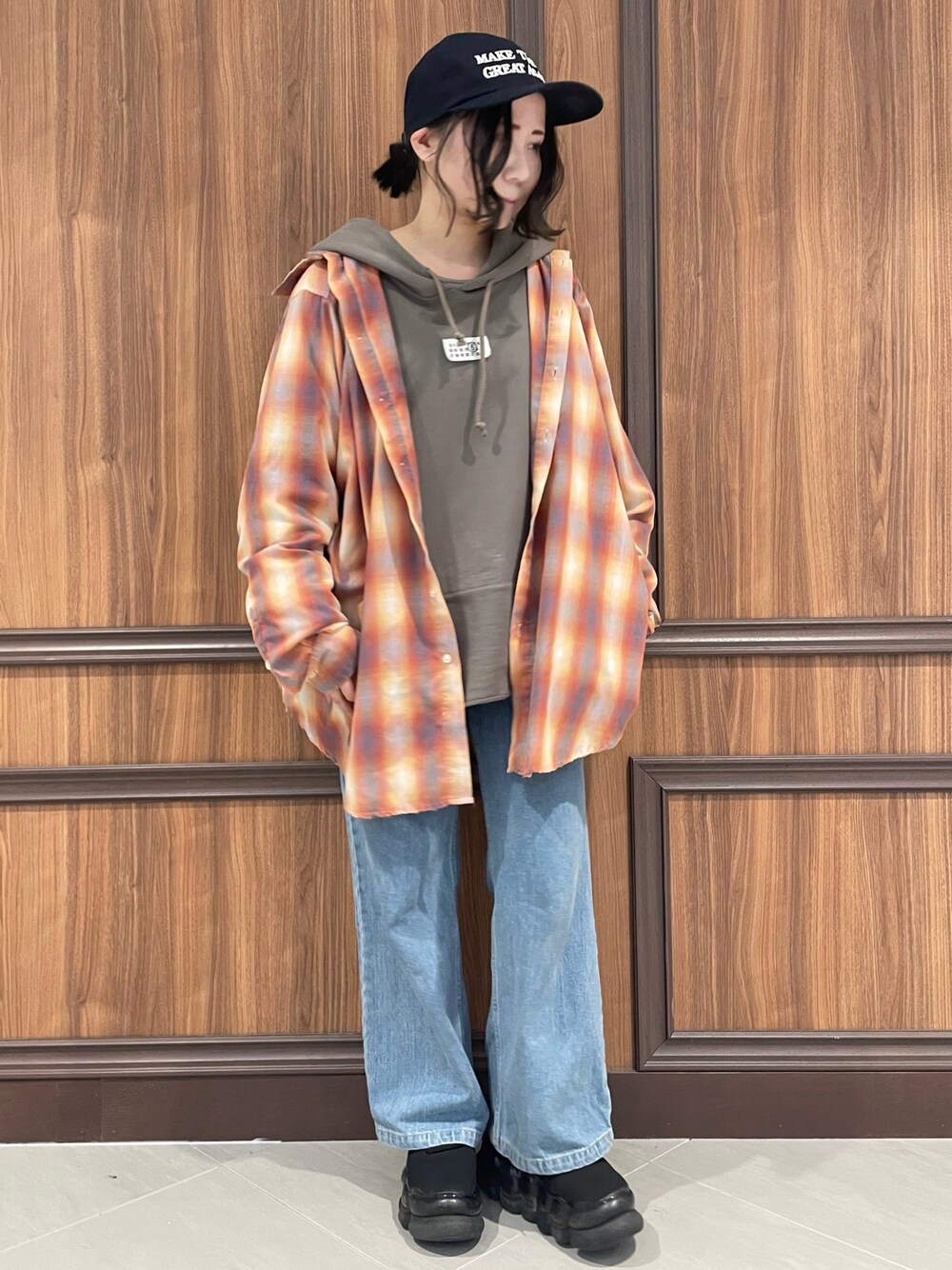 「休日スタイル、お出かけコーデ、シンプル、シンプルコーデ、大人ファッション、ootd、大人コーデ、WHITELAND、春、ゆるコーデ」｜「WHITELANDのアイテム（シャツ/ブラウス、オレンジ系）」を使った、IZUHARA MAYUさん（レディース・155cm）の冬コーディネートの1枚目の写真