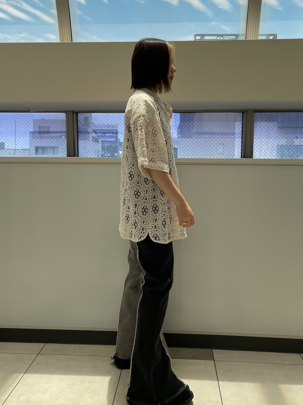 ブラック系のデニムパンツ、ブラック系のその他パンツを着用したレディースの夏コーディネートの1枚目の写真