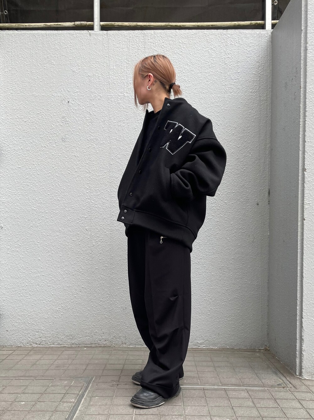 「ブラック、ワントーンコーデ、ブラックコーデ、大人カジュアル、休日スタイル、ootd、低身長、ゆるコーデ、今日のコーデ、大人かわいい」｜「WHITELANDのWHITELAND/ホワイトランド/メルトンボンバージャケット（ブルゾン、ブラック系）」を使った、IZUHARA MAYUさん（レディース・155cm）の冬コーディネートの1枚目の写真