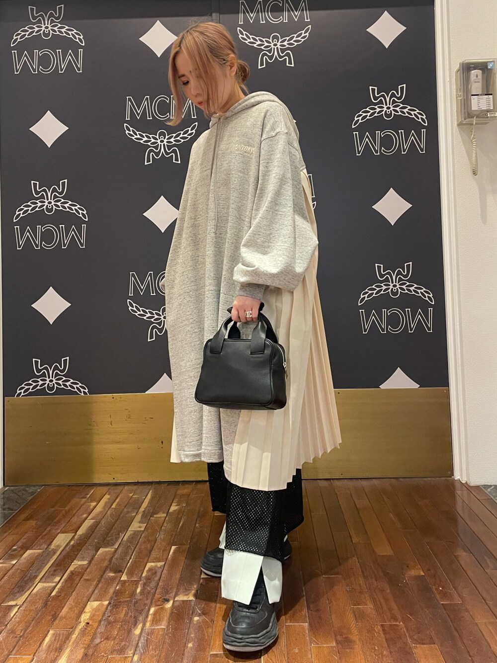 「ビッグシルエット、きれいめコーディネート、オーバーサイズ、休日スタイル、きれいめカジュアル、レディース、春夏コーデ、低身長、カジュアルコーデ、オトナカジュアル」｜「L.H.Pのアイテム（ワンピース/ドレス、グレー系）」を使った、IZUHARA MAYUさん（レディース・155cm）の春コーディネートの1枚目の写真