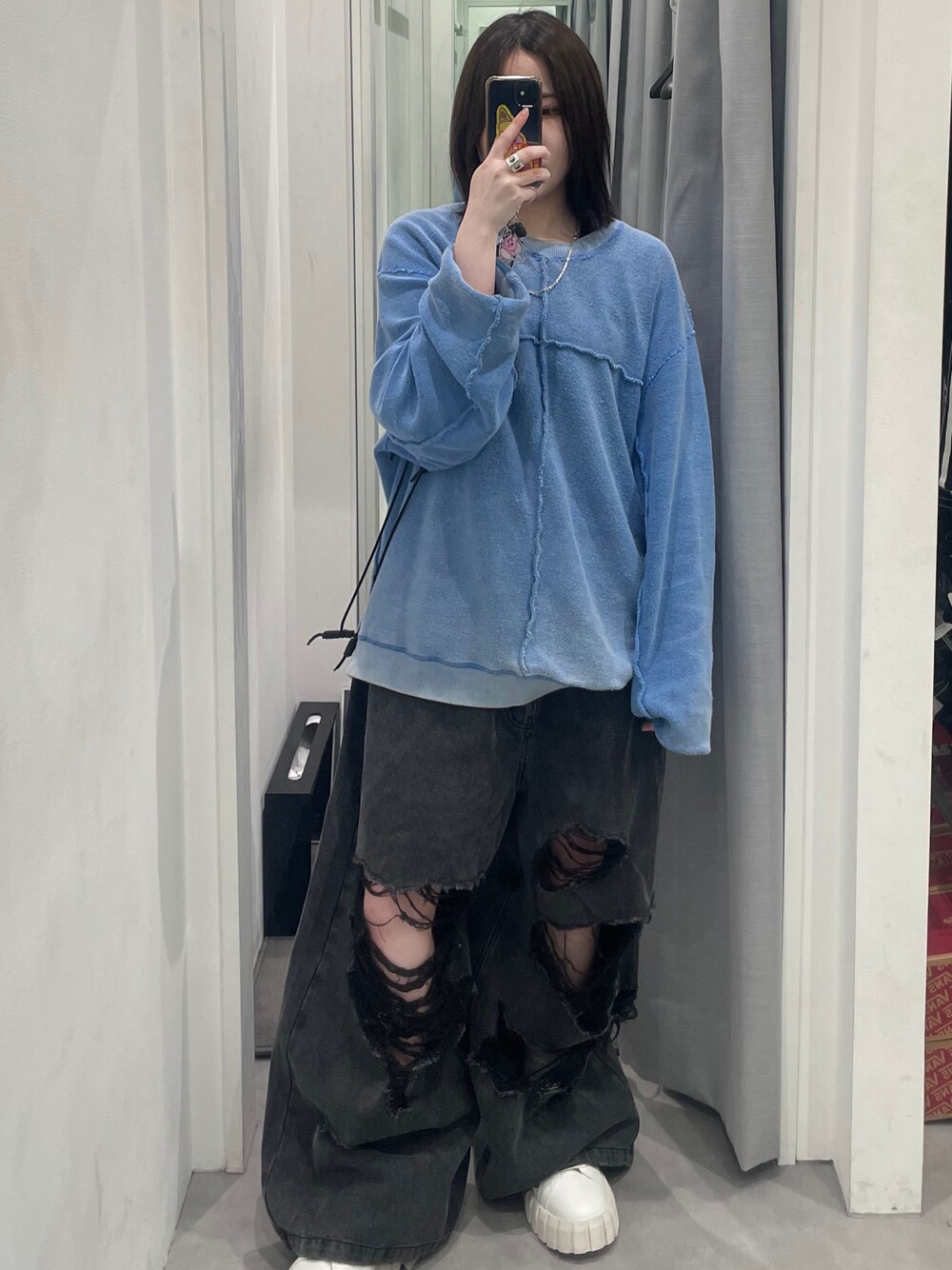 「大人カジュアル、春夏コーデ、デニム、デニムパンツ、オーバーサイズ、ビッグシルエット、ワントーン、ダメージデニムパンツ、お洒落さんとつながりたい、ストリート、ストリートコーデ、韓国ファッション、デニムコーデ、シンプルコーデ、シンプル」｜「DANKE SCHONのDankeSchon/ダンケシェーン/デストロイワイドデニム（デニムパンツ、ブラック系）」を使った、IZUHARA MAYUさん（レディース・155cm）の春コーディネートの1枚目の写真