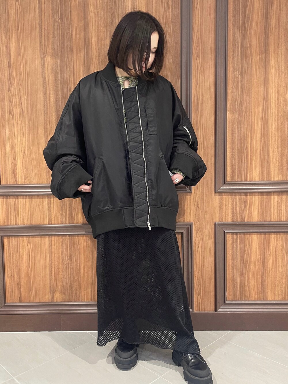 「秋のコーデ、ワントーンコーデ、低身長女子、ビッグシルエット、ラクチンコーデ、モノトーンコーデ、モノトーン、冬コーデ、秋カラー、MA-1、アウター、秋、カジュアル、カジュアルコーデ、オーバーサイズ」｜「WHITELANDのWHITELAND/ホワイトランド/BIG MA-1（MA-1、ブラック系）」を使った、IZUHARA MAYUさん（レディース・155cm）の秋コーディネートの1枚目の写真