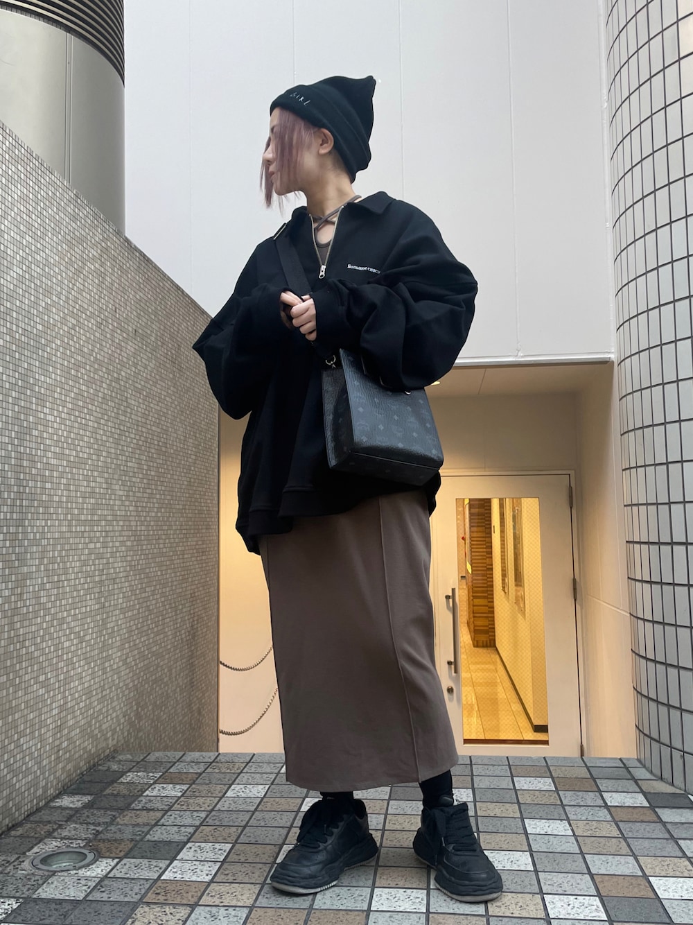 「シンプル、ニット帽、春、大人女子、ootd、春カラー、ゆるコーデ、着回しコーデ、今日のコーデ、オトナカジュアル」｜「DANKE SCHONのDankeSchon/ダンケシェーン/ハーフジップスウェット（スウェット、ブラック系）」を使った、IZUHARA MAYUさん（レディース・155cm）の冬コーディネートの1枚目の写真