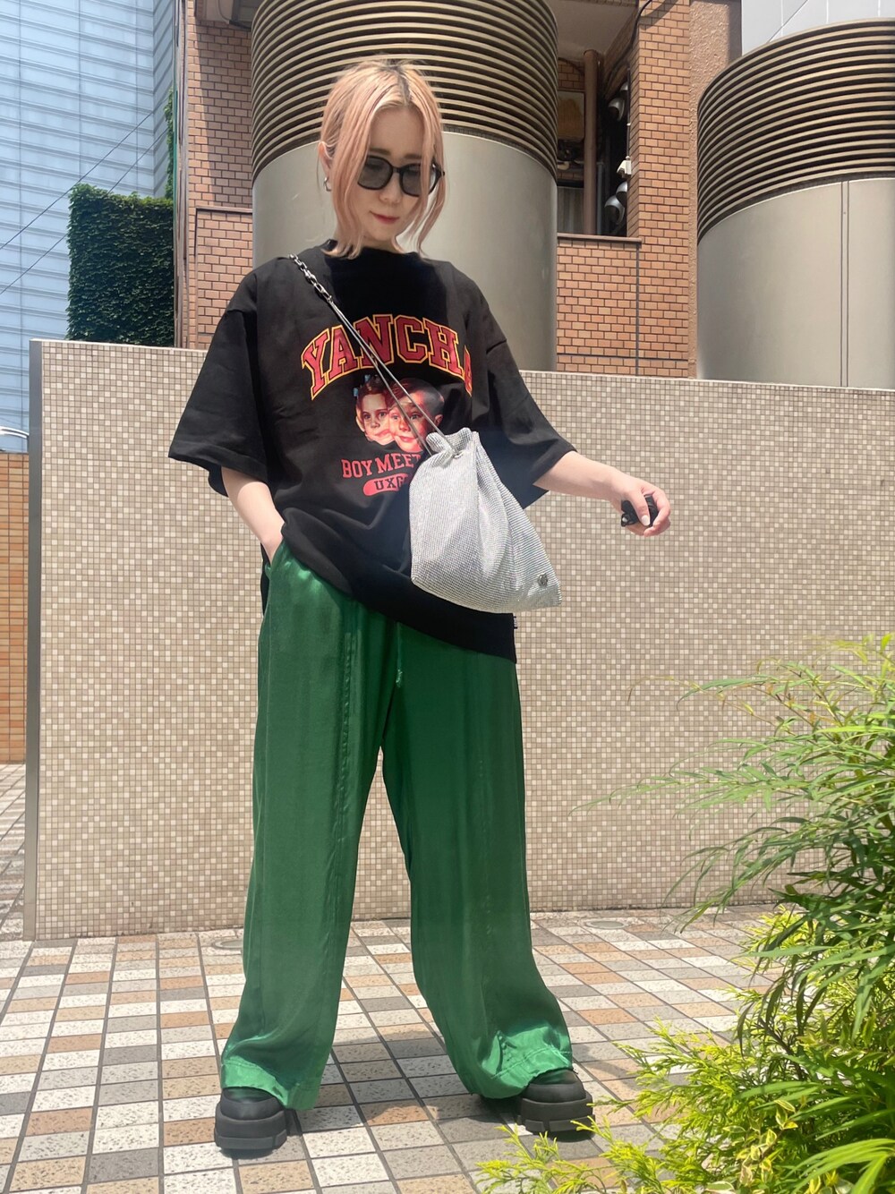 「休日コーデ、夏コーデ、夏、Tシャツ、カラーパンツ、ラフ、カジュアルコーデ、カジュアル、シンプル、シンプルコーデ、ootd、大人カジュアル、低身長コーデ、きれいめカジュアル、ラクチンコーデ」｜「L.H.Pのアイテム（Tシャツ/カットソー、ブラック系）」を使った、IZUHARA MAYUさん（レディース・155cm）の夏コーディネートの1枚目の写真