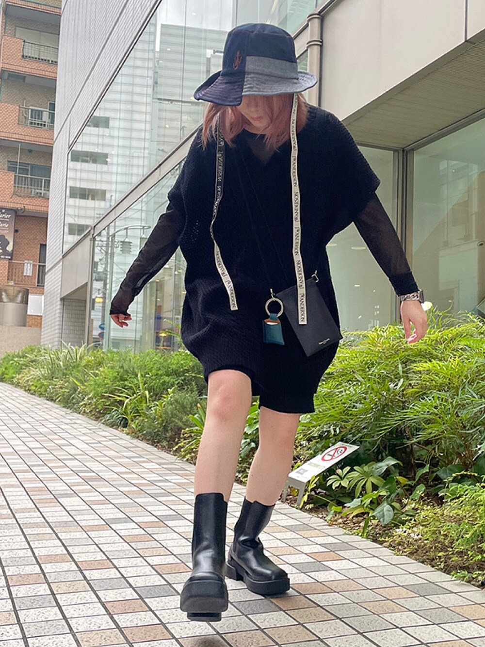 ブラック系のベスト、ブラック系のベスト、ブラック系のベストを着用したレディースの秋コーディネートの1枚目の写真