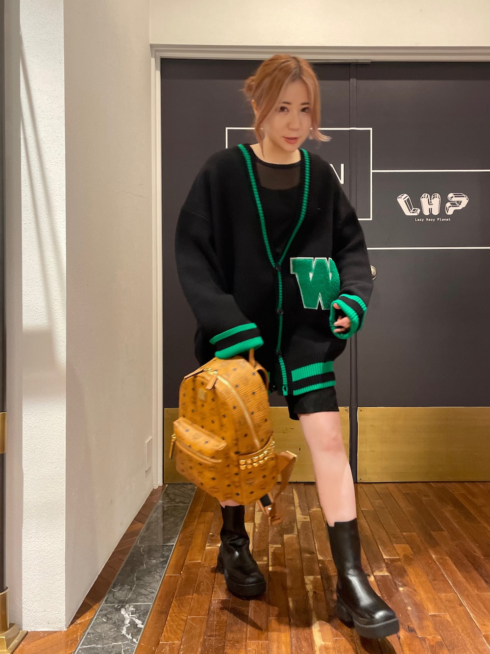 「カーディガン、カジュアル、秋のコーデ、オーバーサイズ、休日スタイル、大人コーデ、低身長コーデ、今日のコーデ、韓国ブランド、韓国ファッション」｜「WHITELANDのアイテム（カーディガン/ボレロ、ブラック系）」を使った、IZUHARA MAYUさん（レディース・155cm）の秋コーディネートの1枚目の写真