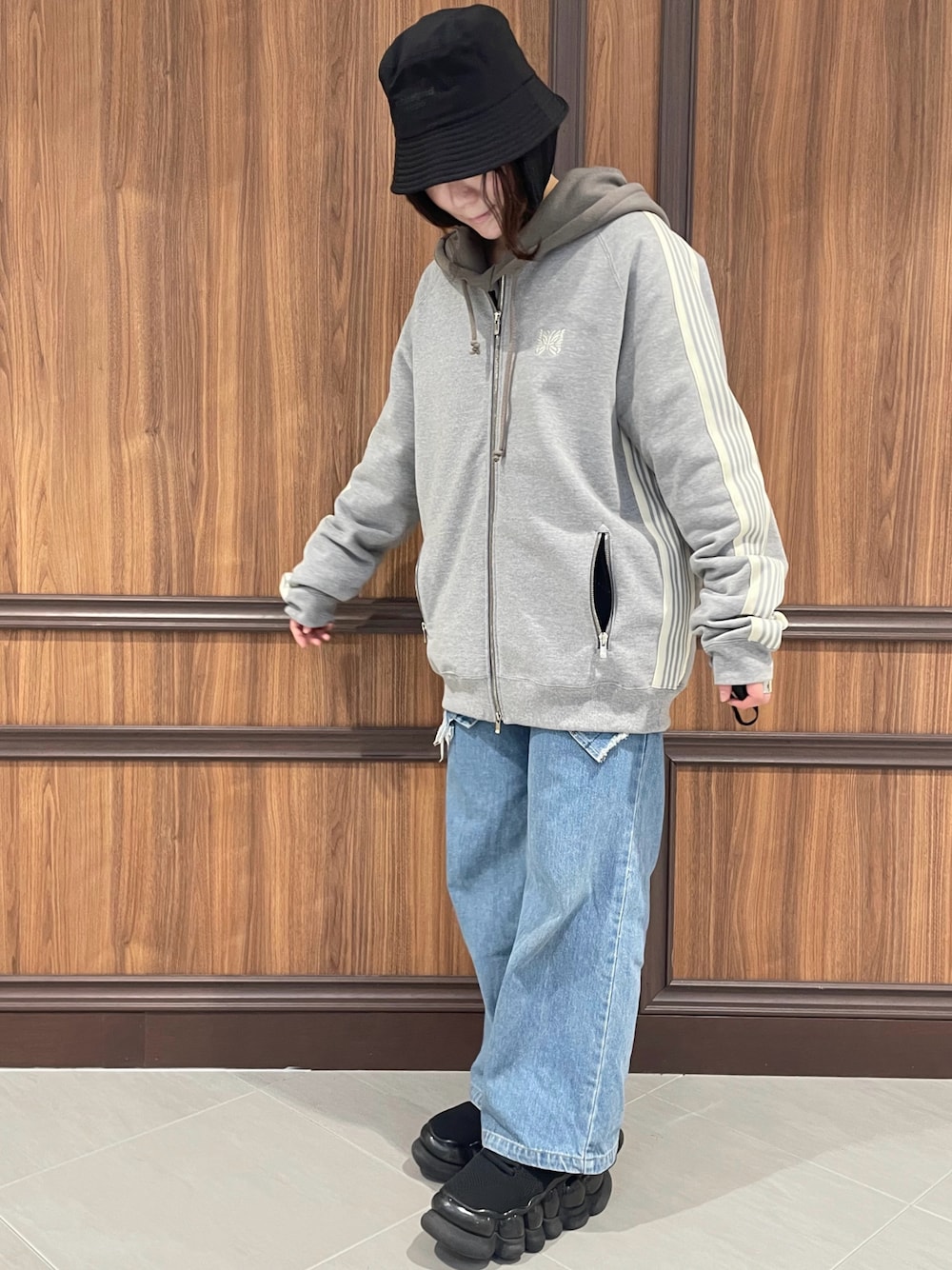 「シンプルスタイル、NEEDLES、低身長コーデ、ootd、ラクチンコーデ、オーバーサイズ、ビッグシルエット、ゆるコーデ、春、シンプルコーデ、シンプル、バケハ、低身長女子、パンツコーデ、オトナカジュアル」｜「WHITELANDのWHITELAND/ホワイトランド/THREE LAYERS HAT（ハット、ブラック系）」を使った、IZUHARA MAYUさん（レディース・155cm）の冬コーディネートの1枚目の写真