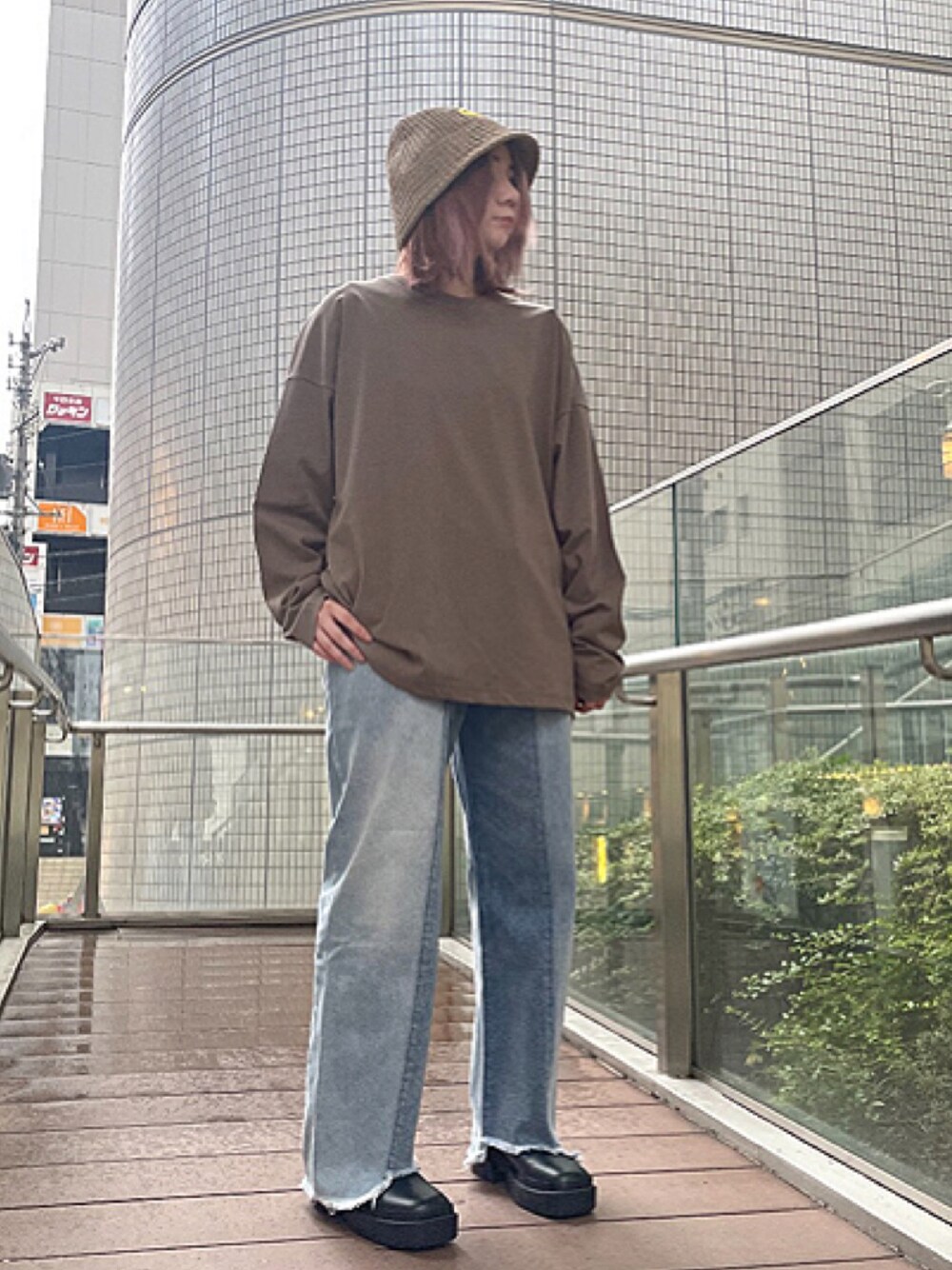 ブルー系のデニムパンツ、ブルー系のデニムパンツ、ブルー系のデニムパンツを着用したレディースの秋コーディネートの1枚目の写真